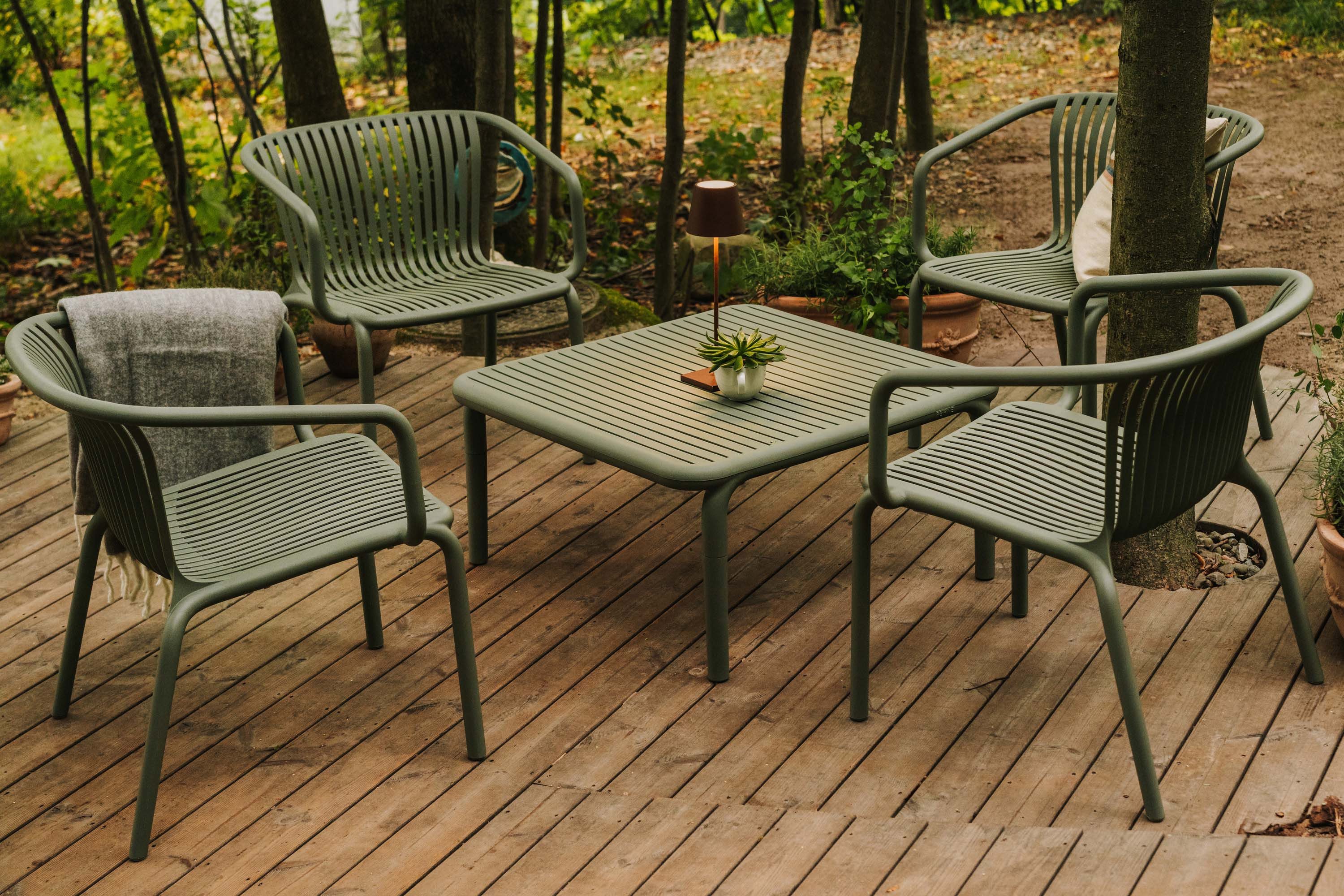 KONSIMO® Gartentisch FICCARI Balkontisch Outdoor Kaffeetisch, hergestellt in der EU, Wetterfestes Material, 100% recycelbar, Gartenmöbel, Höhe: 40,5 cm