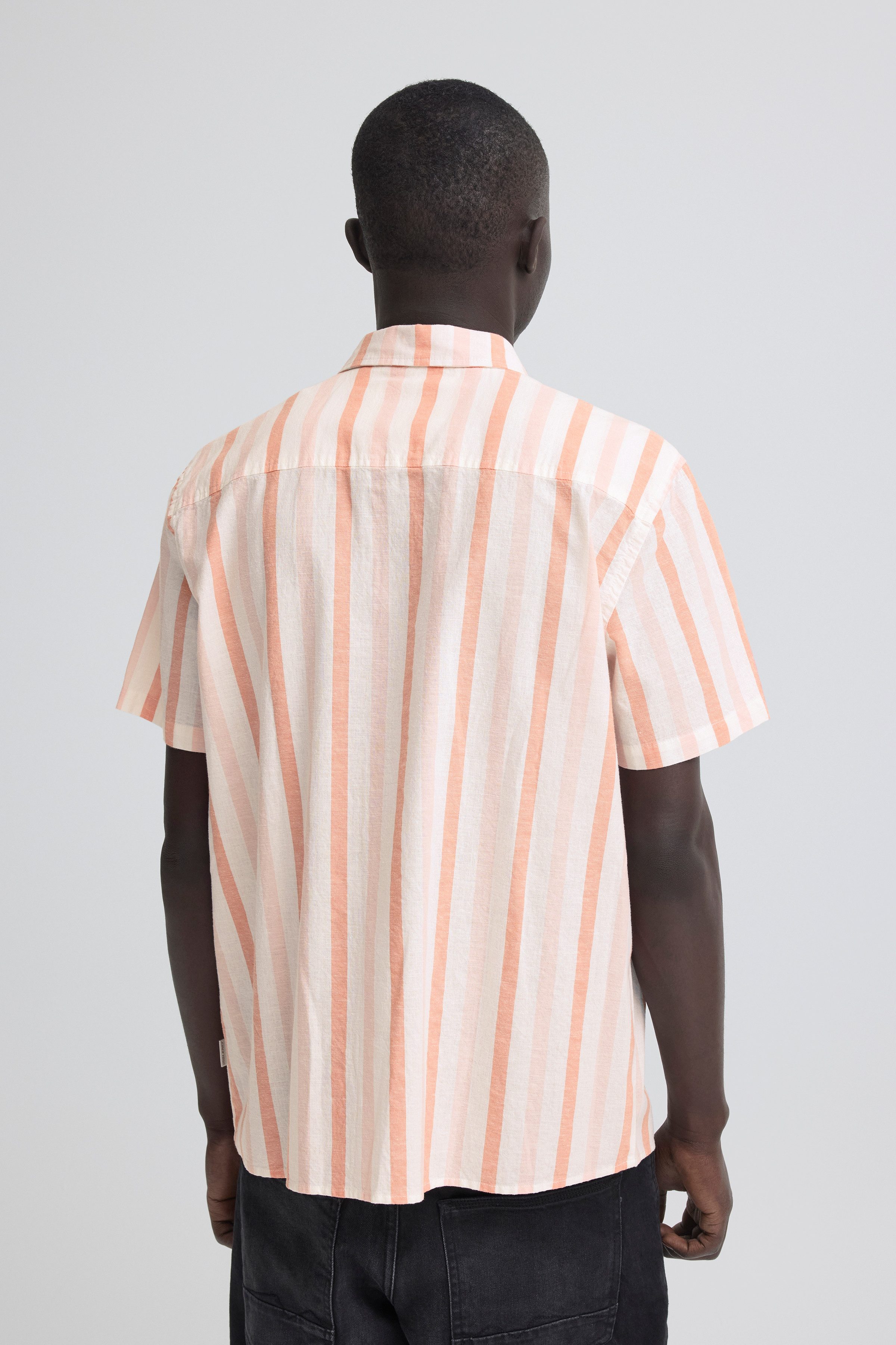Blend Kurzarmhemd BHABAN SHIRT STRIPE aus Baumwollmischung, mit Leinen, Relaxed Fit, gestreifte Leinenoptik – Bild 2 von 5