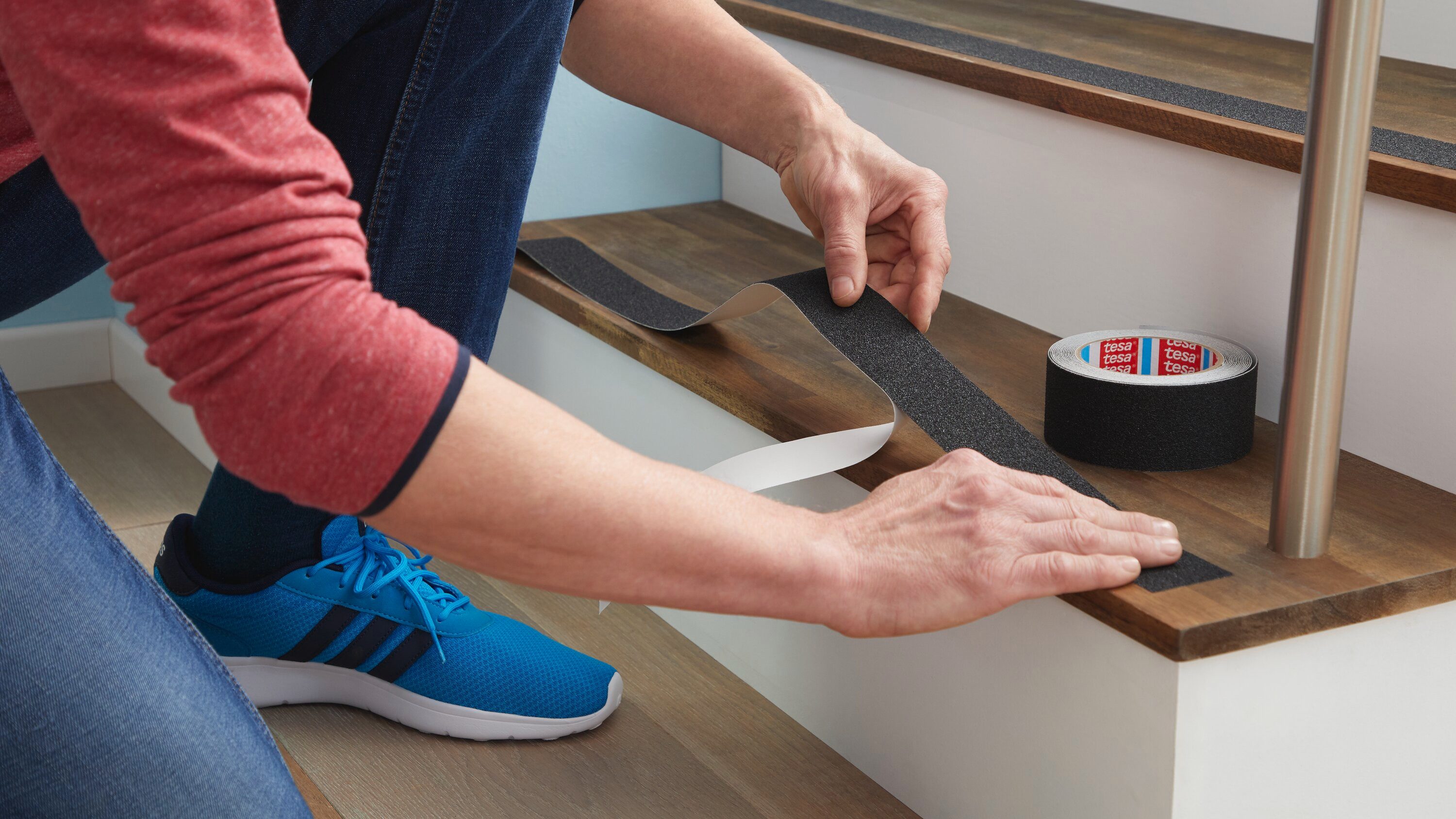 tesa Verlegeband ANTI-SLIP Economy Gewebeband - transparent - 5 m : 25 mm (Packung, 1-St) Anti-Rutsch Klebeband - für Indoor & Outdoor geeignet