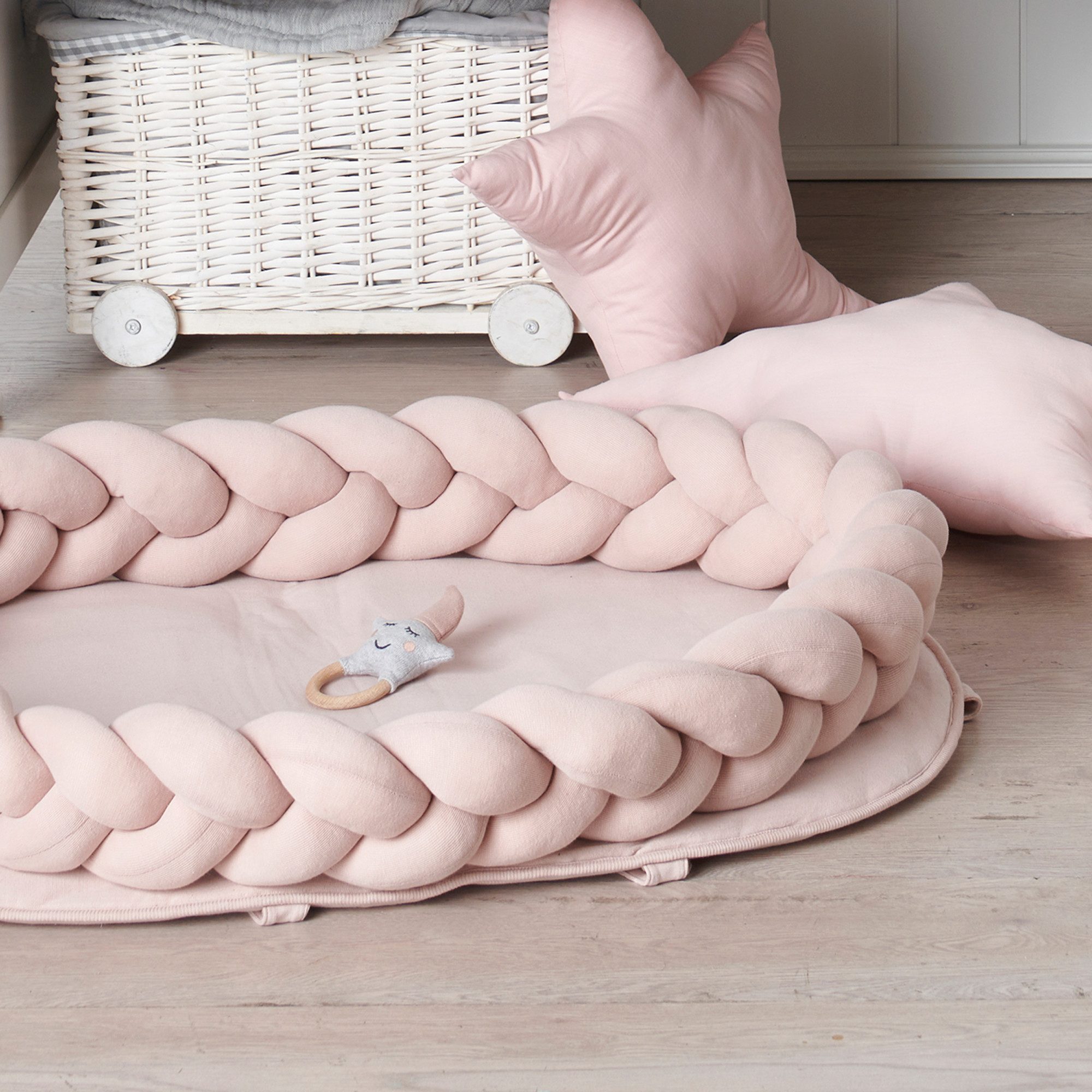 Nordic Coast Company Kuscheltier-Rassel, Greifling mit Beißring Geschenk ab Geburt mit Knistermütze