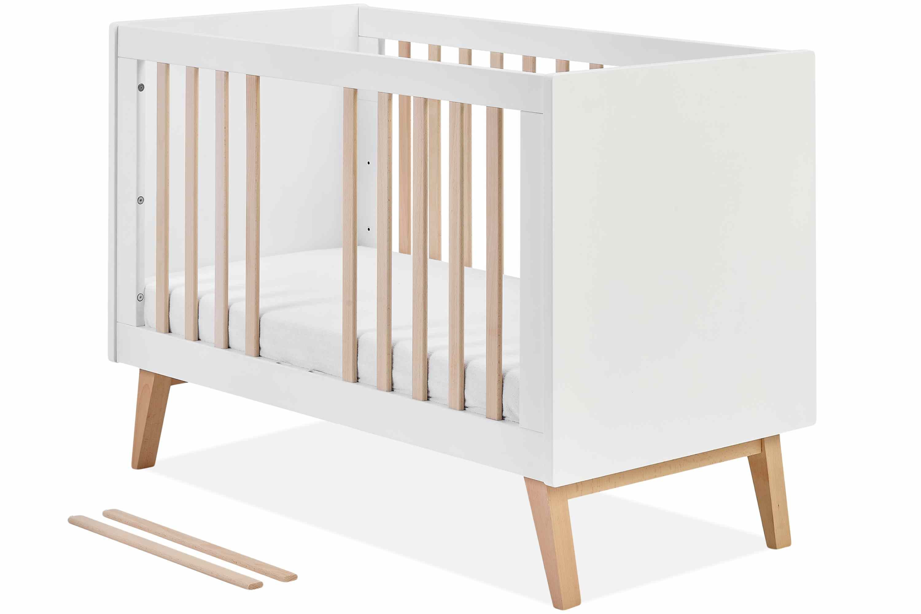 KONSIMO® Babybett DAMBI Kinderbett, hergestellt in der EU, Höhenverstellung, handgefertigt, Abnehmbare Kinderbettsprossen