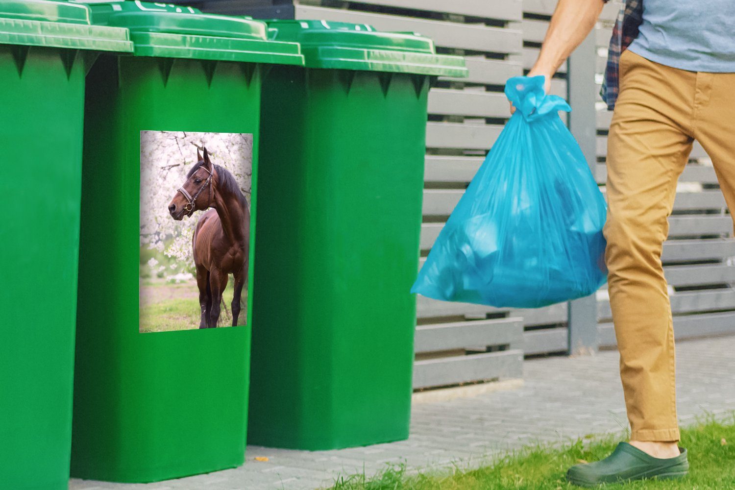 Pferd (1 Sticker, Mülleimer-aufkleber, St), MuchoWow Halfter Mülltonne, - Abfalbehälter Sakura Wandsticker - Container,