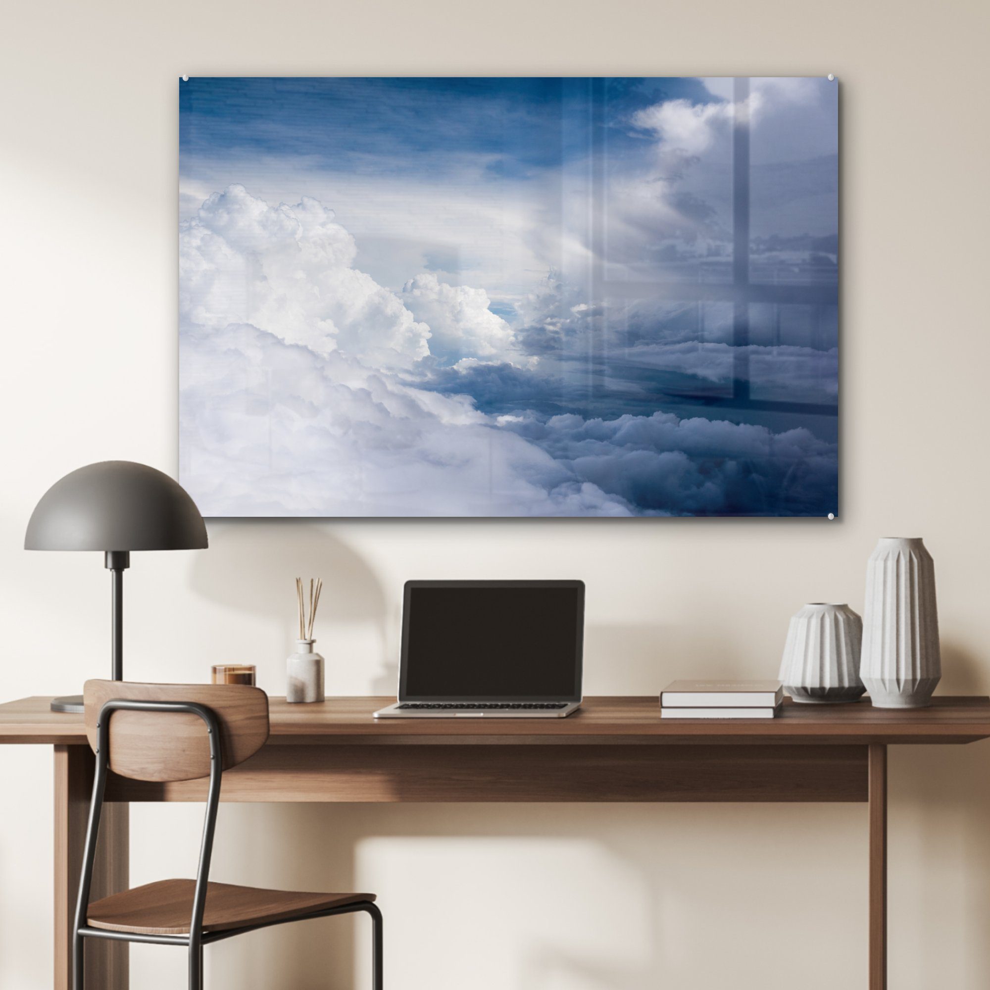 Wohnzimmer MuchoWow einem St), weiße Acrylglasbild (1 Schlafzimmer an & dunkelblauen Himmel, Acrylglasbilder Wolken Große