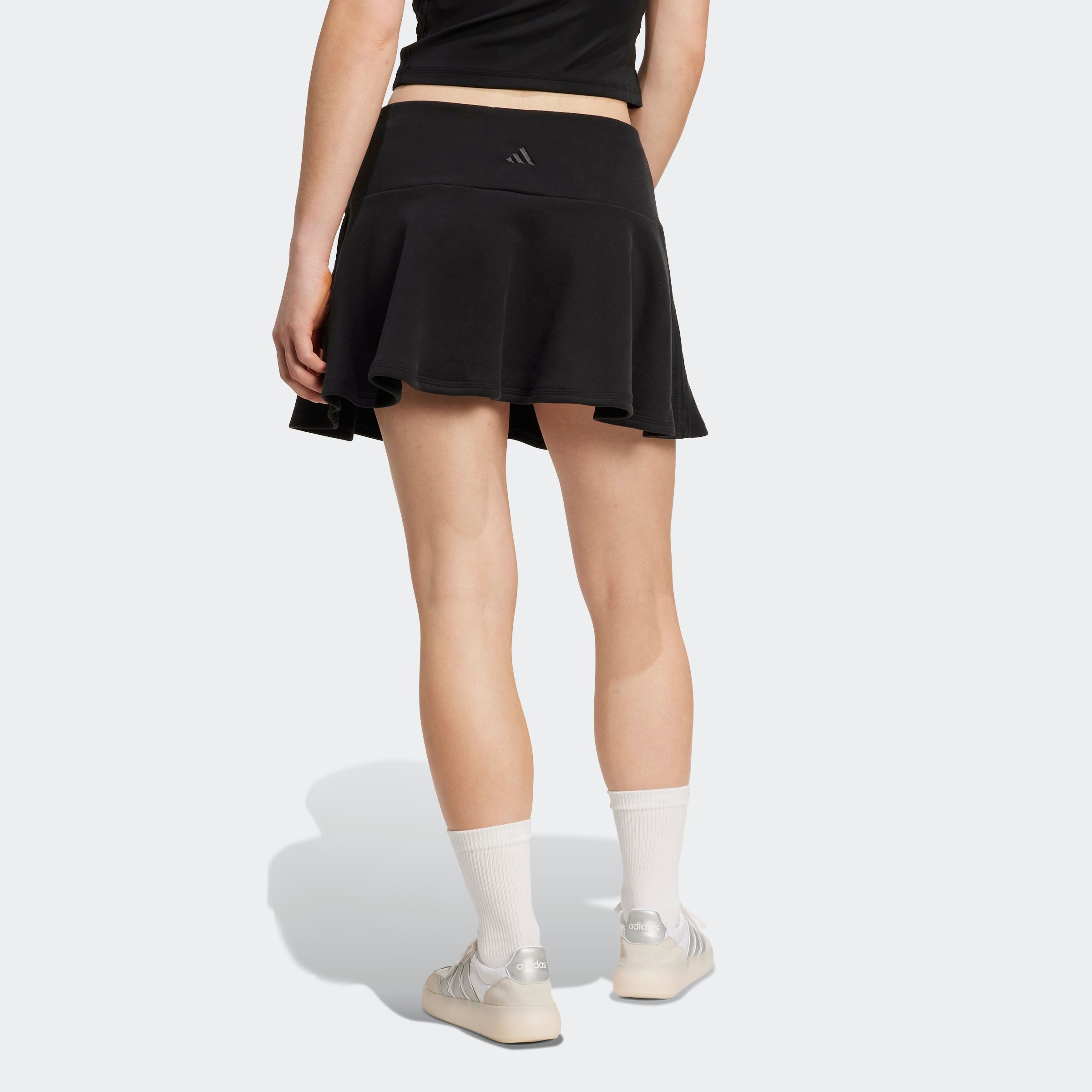 adidas Sportswear Sweatrock SEASONAL ESSENTIALS 3-STREIFEN schmaler Schnitt, aus Baumwolle und Polyester, sportlicher Stil