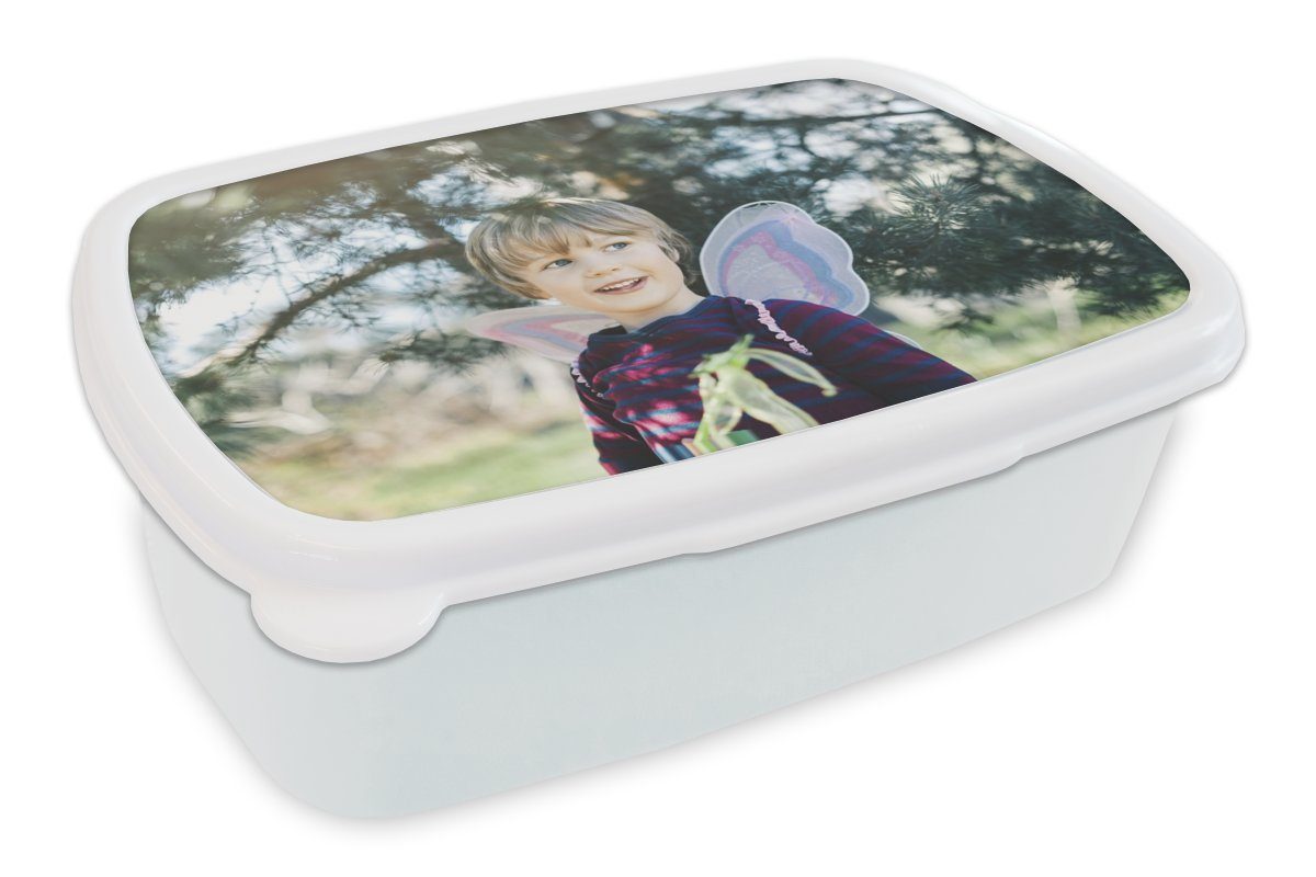 MuchoWow Lunchbox Verkleideter Junge mit Schmetterlingsflügeln, Kunststoff, (2-tlg), Brotbox für Kinder und Erwachsene, Brotdose, für Jungs und Mädchen weiß