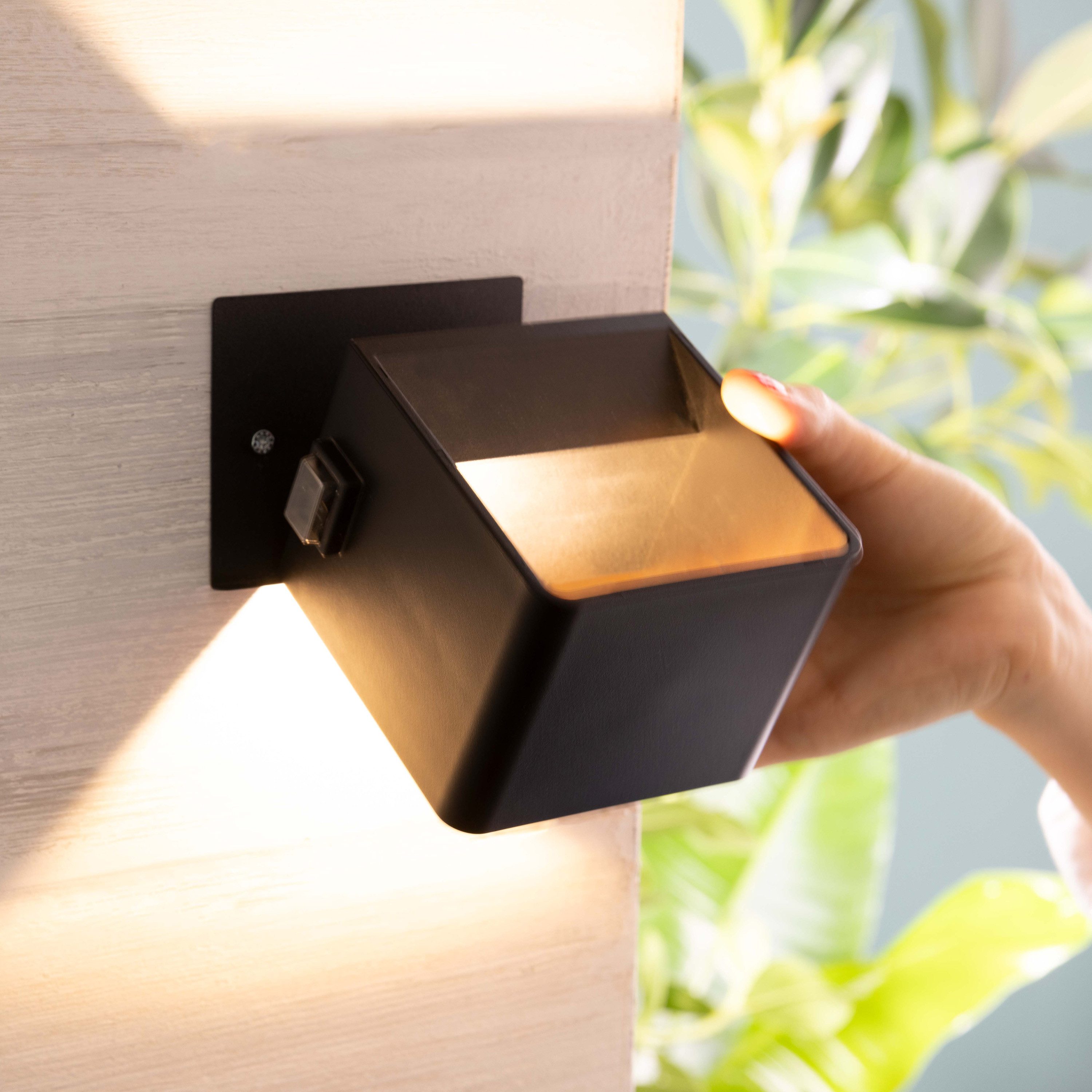 OTTO home LED Außen-Wandleuchte Phillipp - Akkuleuchte inkl. Magnetplatte, Abschaltautomatik, Bewegungsmelder, Ein-/Ausschalter, Tageslichtsensor, USB-Ladefunktion, getrennt schaltbar, LED fest integriert, Warmweiß, Akku, 4 W, 300 lm, 3000 K, USB, schwarz, mobile Außenlampe, Wandlampe