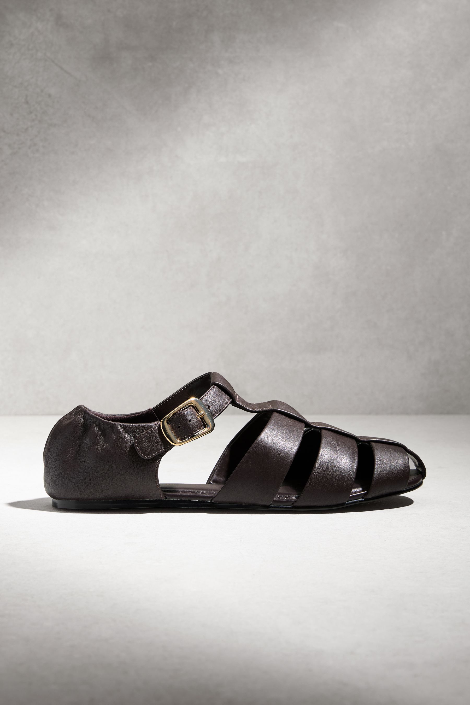 Next N. Premium flache Fischerschuhe aus Leder Sandale