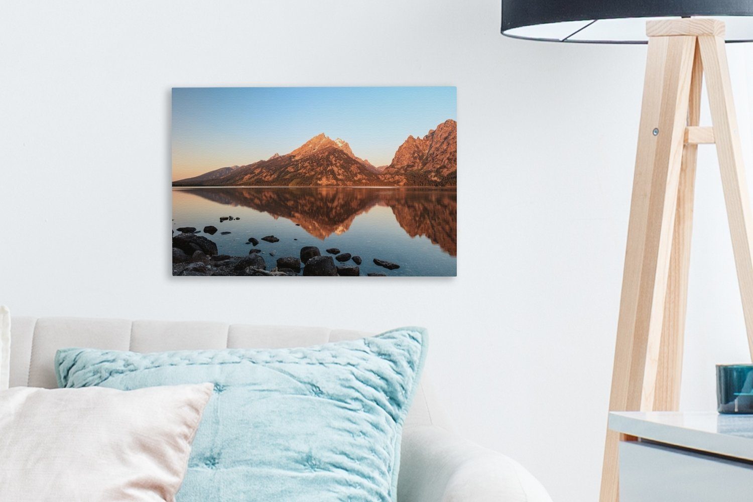 OneMillionCanvasses® Leinwandbild ruhigen St), Sees, eines den cm 30x20 (1 Leinwandbilder, Morgenlicht am Wandbild Rande Wanddeko, Aufhängefertig, Mountains in Teton