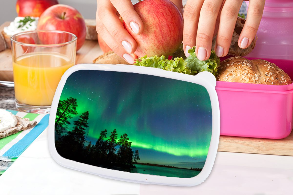 Kunststoff Kinder, Lunchbox während Finnisch-Lappland, Brotdose für (2-tlg), Das in einer Nordlicht Nacht MuchoWow Snackbox, Erwachsene, Brotbox Mädchen, Kunststoff, rosa
