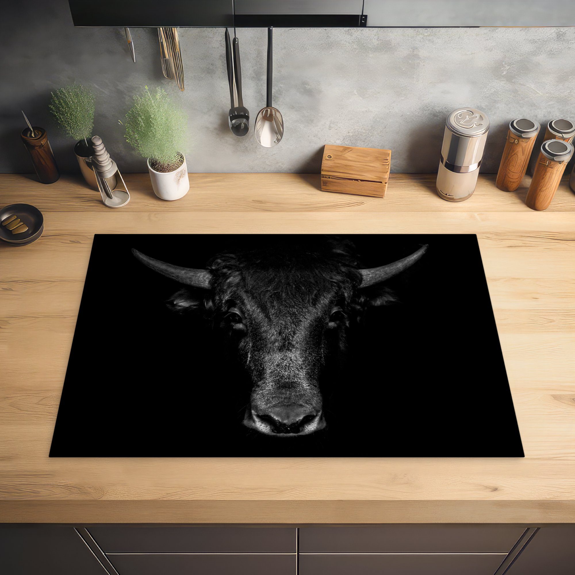 Schwarz küche Ceranfeldabdeckung, (1 Weiß, Tiere - MuchoWow 77x51 - für cm, tlg), Herdblende-/Abdeckplatte Taurus Vinyl, - Arbeitsplatte