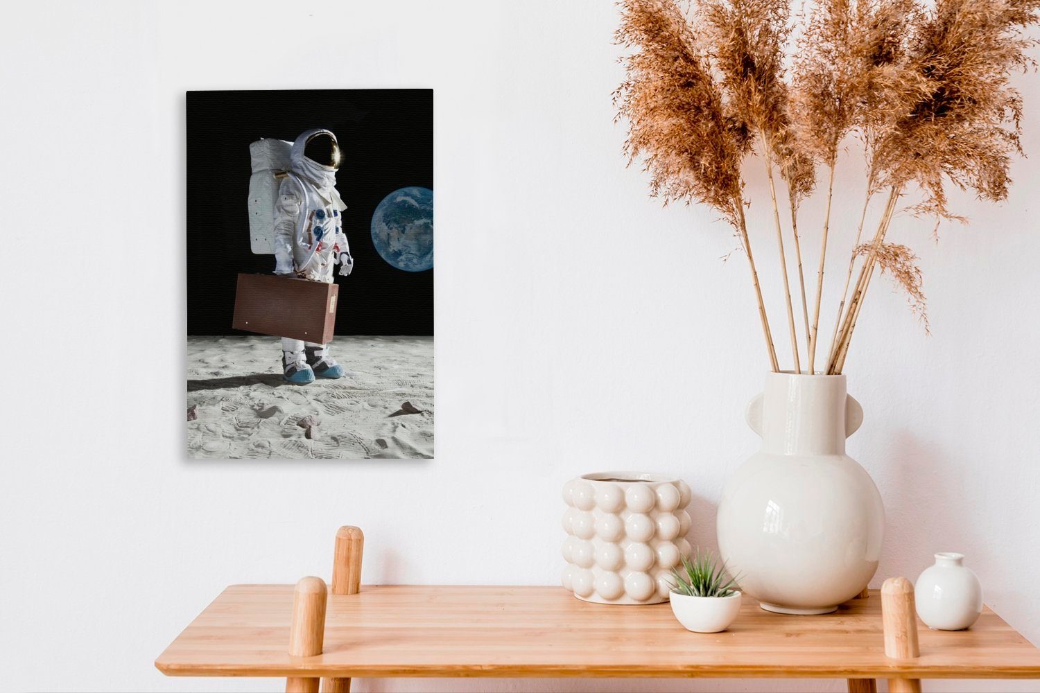 20x30 Leinwandbild St), OneMillionCanvasses® (1 Zackenaufhänger, cm Koffer - Mond, Leinwandbild Astronaut bespannt fertig Gemälde, inkl. -