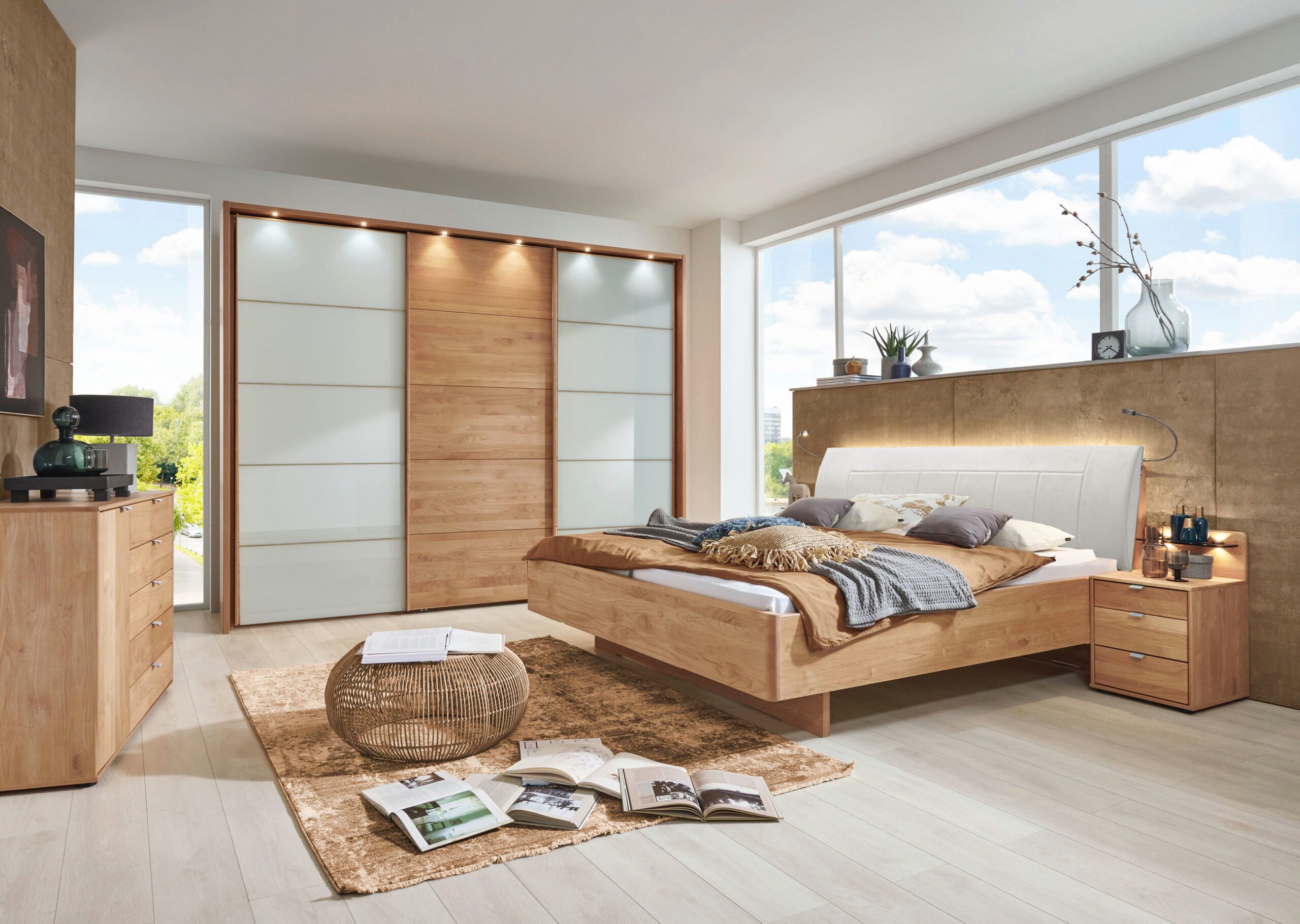 möbel-direkt.de Komplettschlafzimmer Arden Teilmassiv Erle und Weißglas, (Komplett-Set, 4-tlg., mit verschiedenen Schrankvarianten wählbar), Made in Germany, inkl. Passepartout mit integrierter LED-Beleuchtung