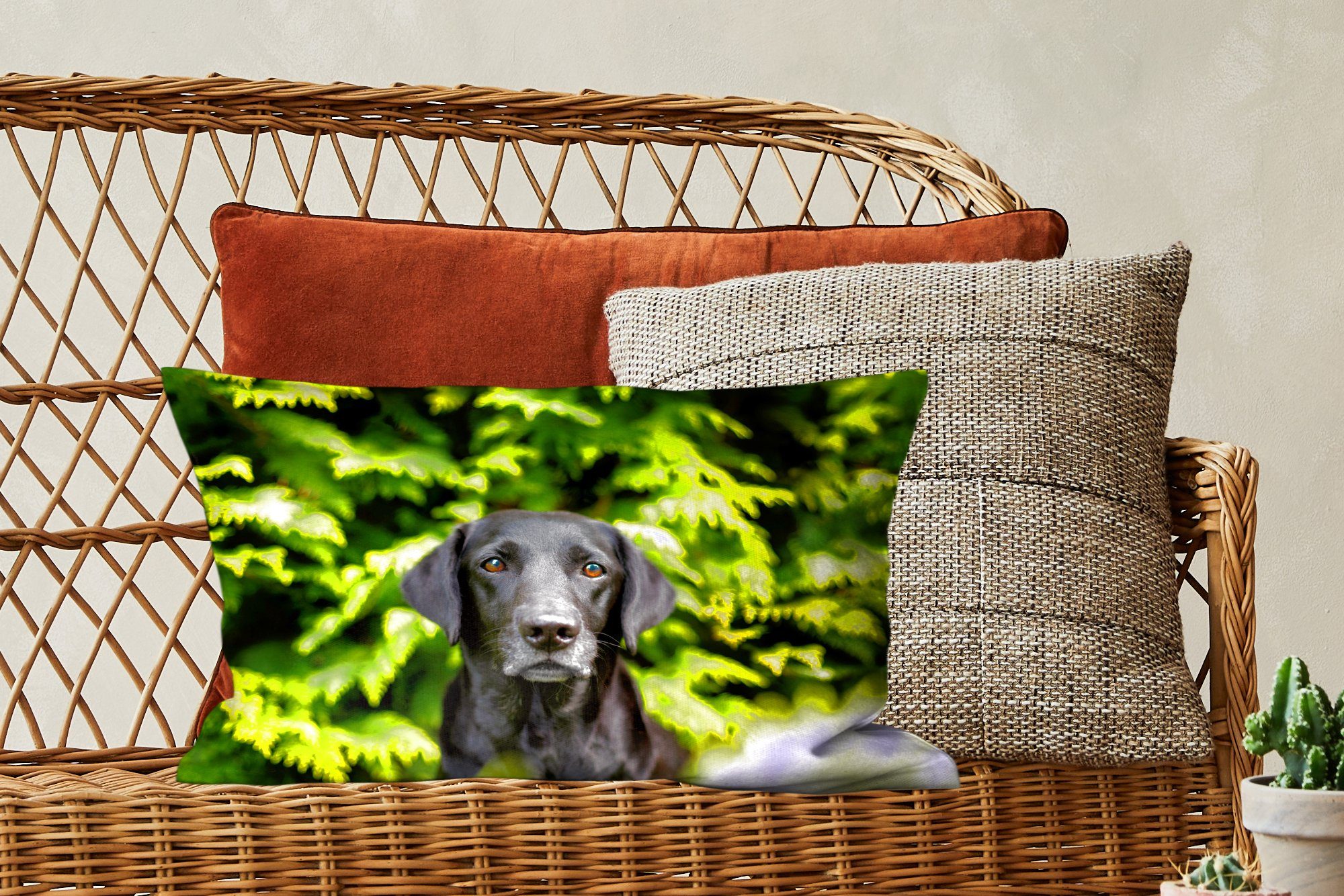 Dekokissen schwarzer mit Dekokissen Labrador MuchoWow Ein Füllung, Blätter, Retriever Schlafzimmer grünen Zierkissen, der Wohzimmer Dekoration, inmitten