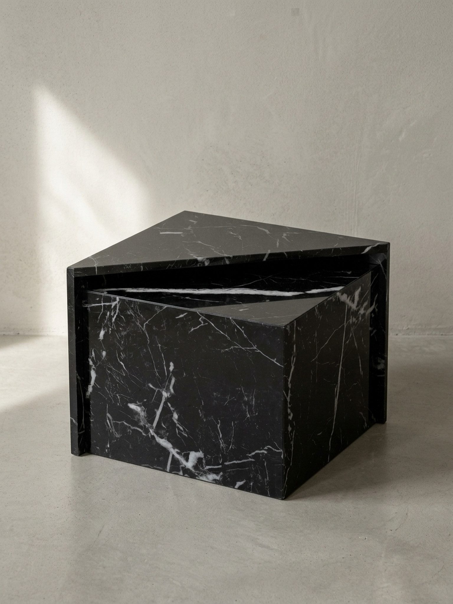 KADIMA DESIGN Satztisch Couchtisch 2er Set MONOBLOC Schwarz Hochglanz Sofatisch mit Marmor (Lounge Verschachtelungstisch Beistelltisch Klein), Optik, Design Satztisch Eckig, Wohnzimmertisch Ineinanderschiebbar