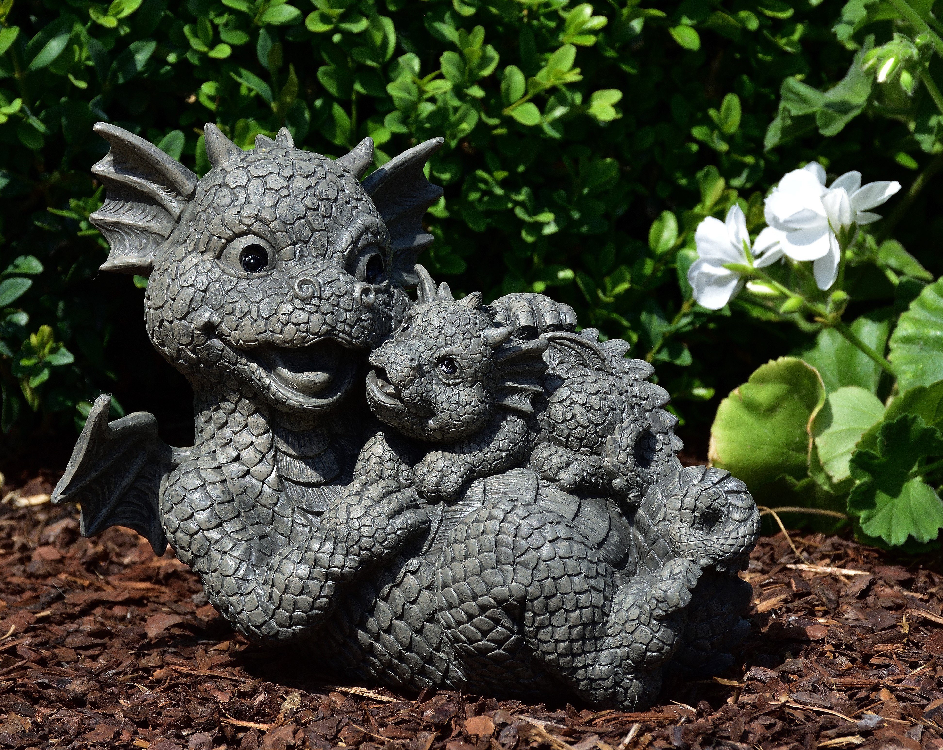 MystiCalls Dekofigur Drachenmutter mit Baby auf Bauch - Gartendrache Mama mit Baby