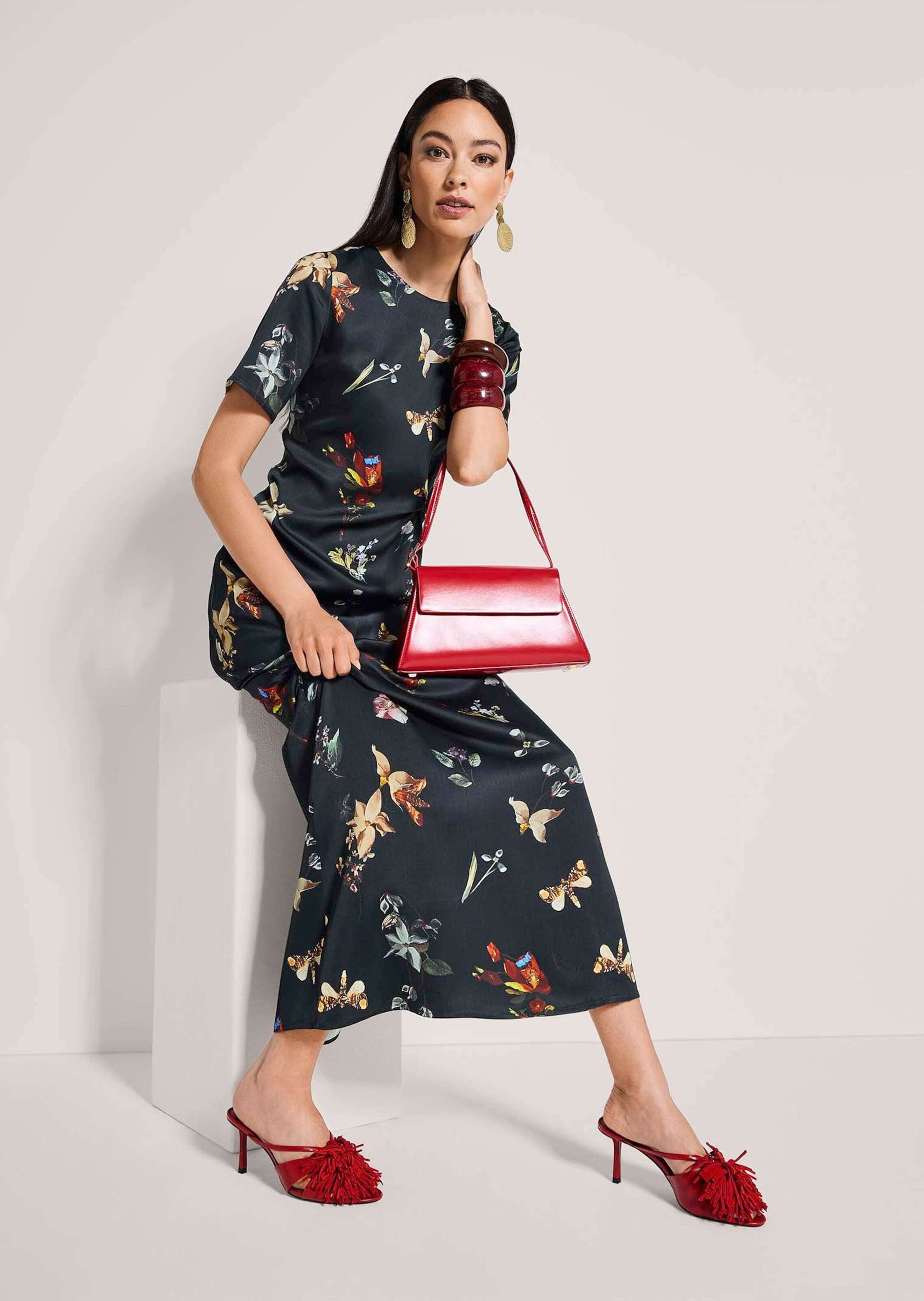 MADELEINE Maxikleid Maxikleid mit floralem Print Viskosekleid mit Rundhals, Reißverschluss, Kurzarm und Knöchellänge