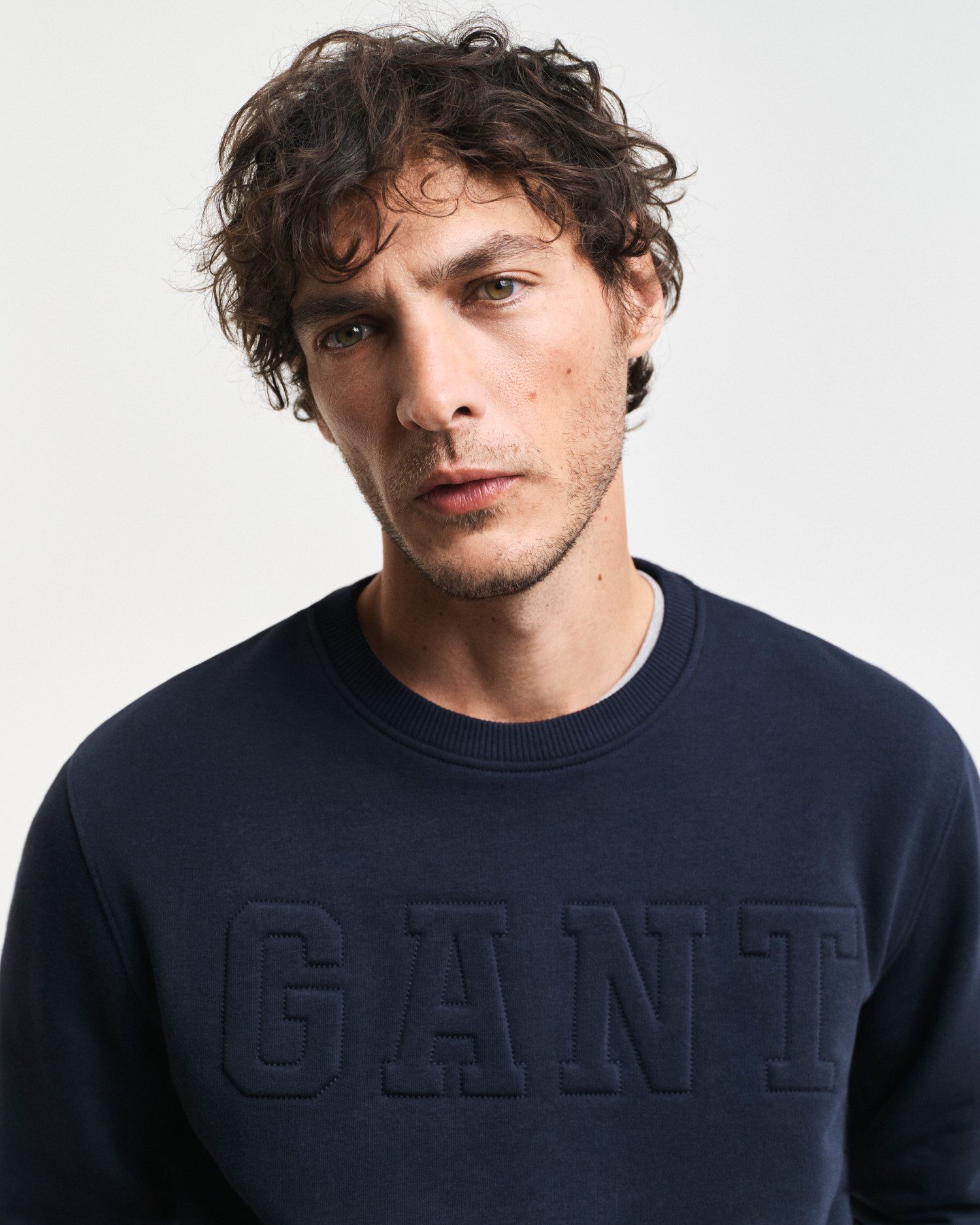 Gant Sweatshirt EMBOSSED C-NECK SWEAT eine erhabene GANT-Grafikprägung auf der Brust