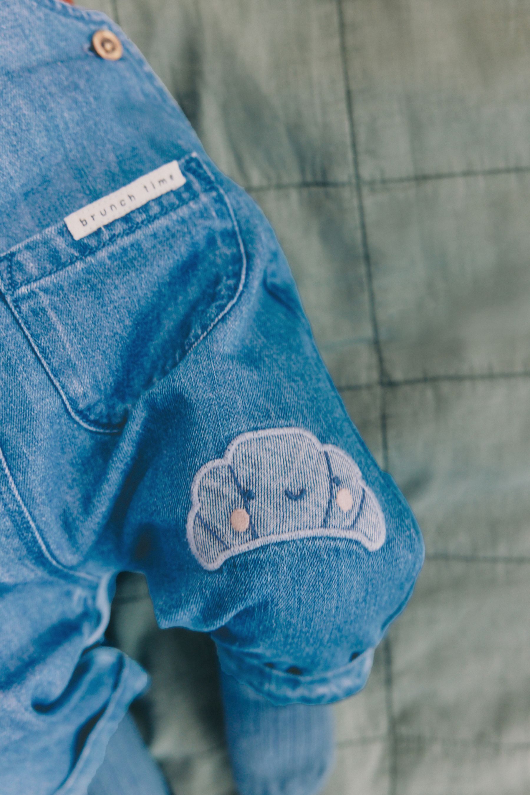 Next Body & Hose Baby Denim-Latzhose und strukturierter Bodysuit (2-tlg) – Bild 4 von 5