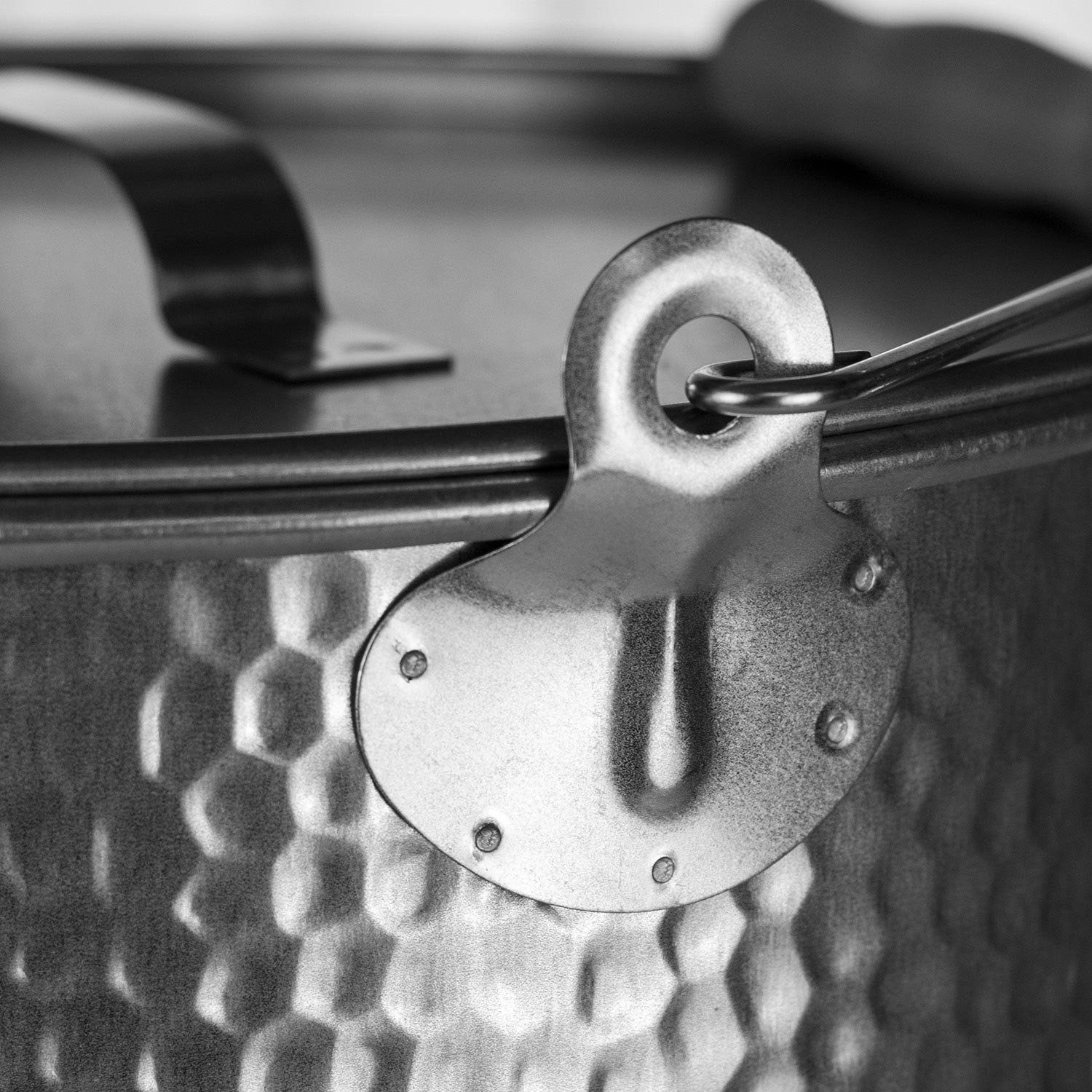 Landshop24 Mülleimer Eimer Metall Ascheeimer verzinkt gehämmert silber 15 Liter (Größe 2), Stahlblech gehämmert Eimer mit Deckel