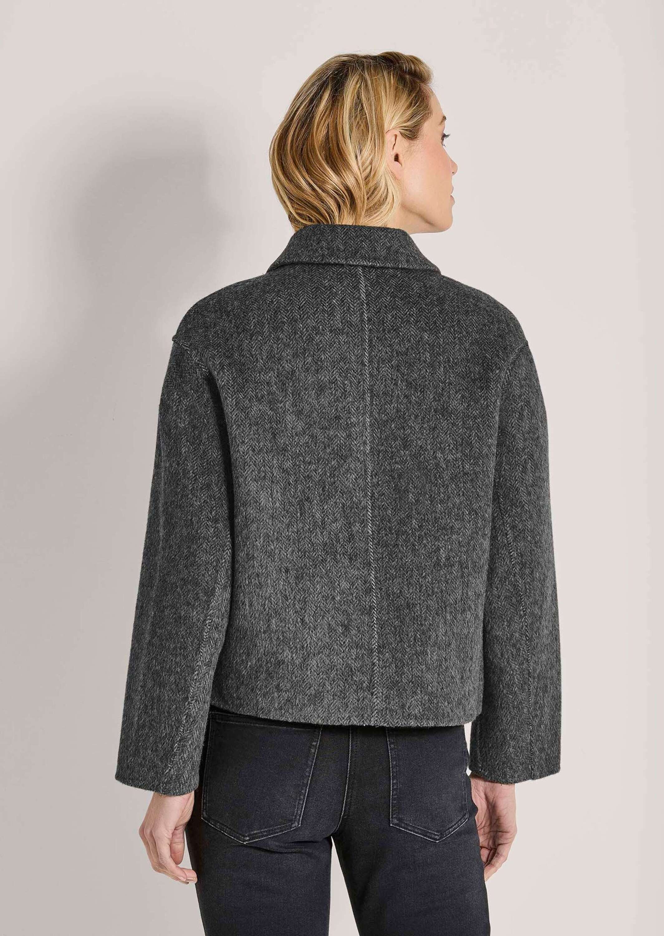 MADELEINE Outdoorjacke Elegante Jacke für kühle Tage Kurzmantel mit Fischgratmuster, Stehkragen und langen Ärmeln