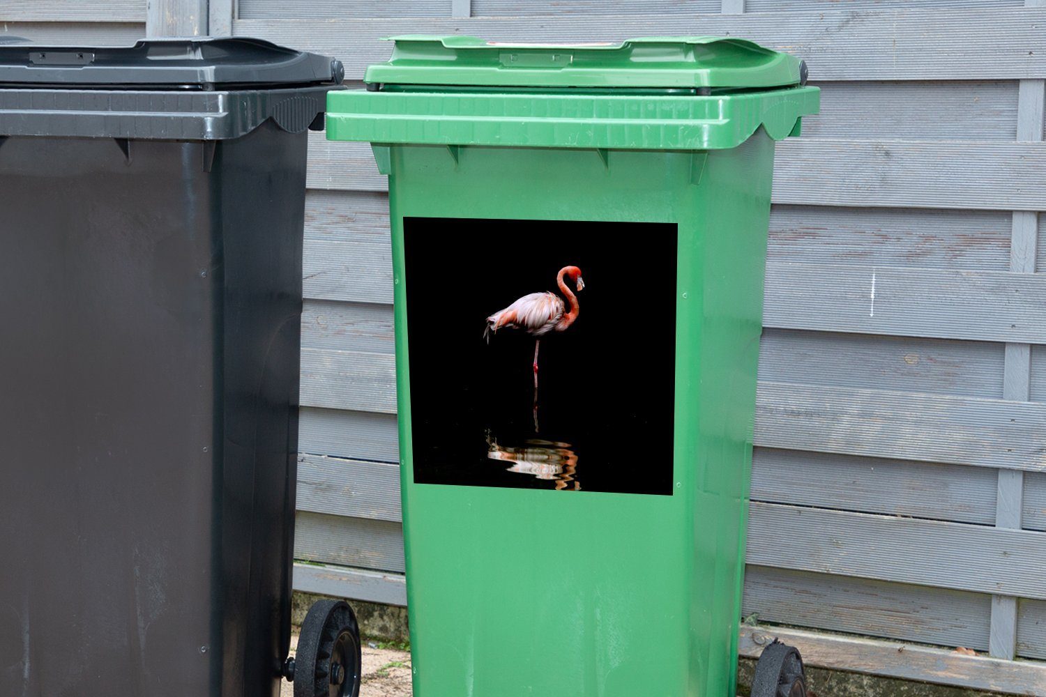 St), Wandsticker Zwei Abfalbehälter (1 Mülleimer-aufkleber, stehen im Sticker, Container, Wasser MuchoWow Flamingos Mülltonne,