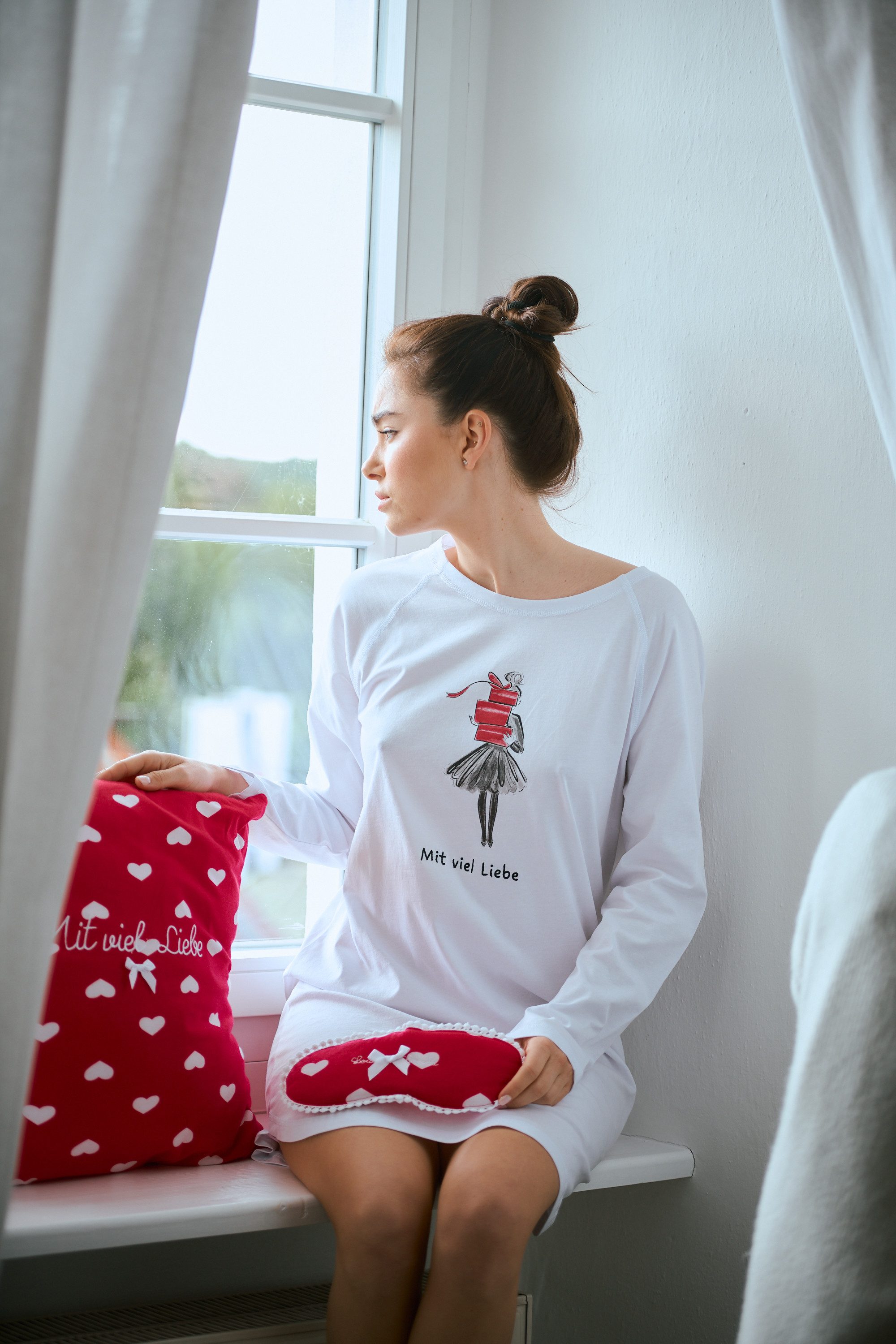 Louis & Louisa Nachthemd Louis und Louisa Damen Nachthemd Oversize "Mädchen mit Geschenke" liebevoller Druck