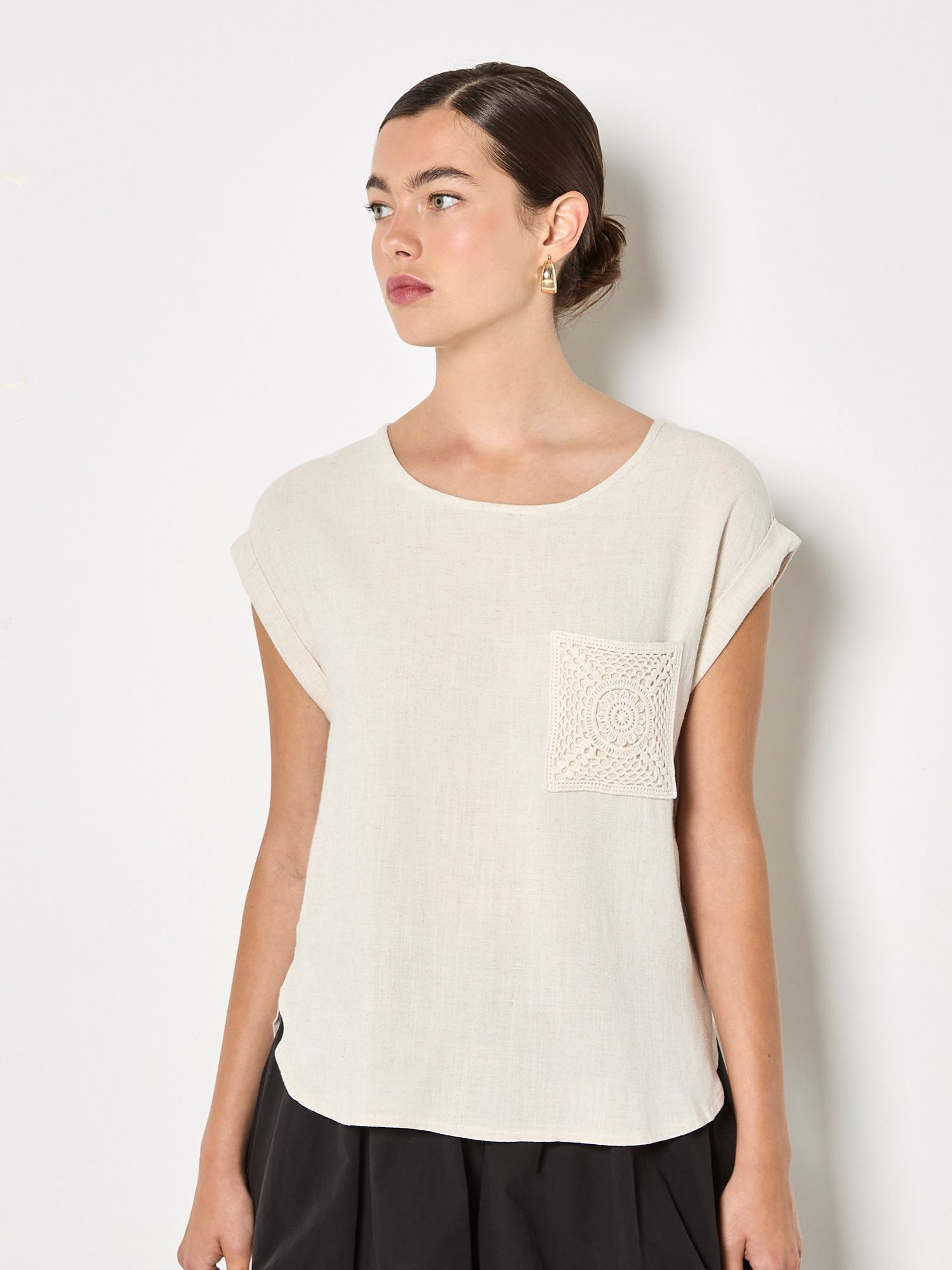 Apricot T-Shirt aus Leinenmischung mit Häkel-Tasche