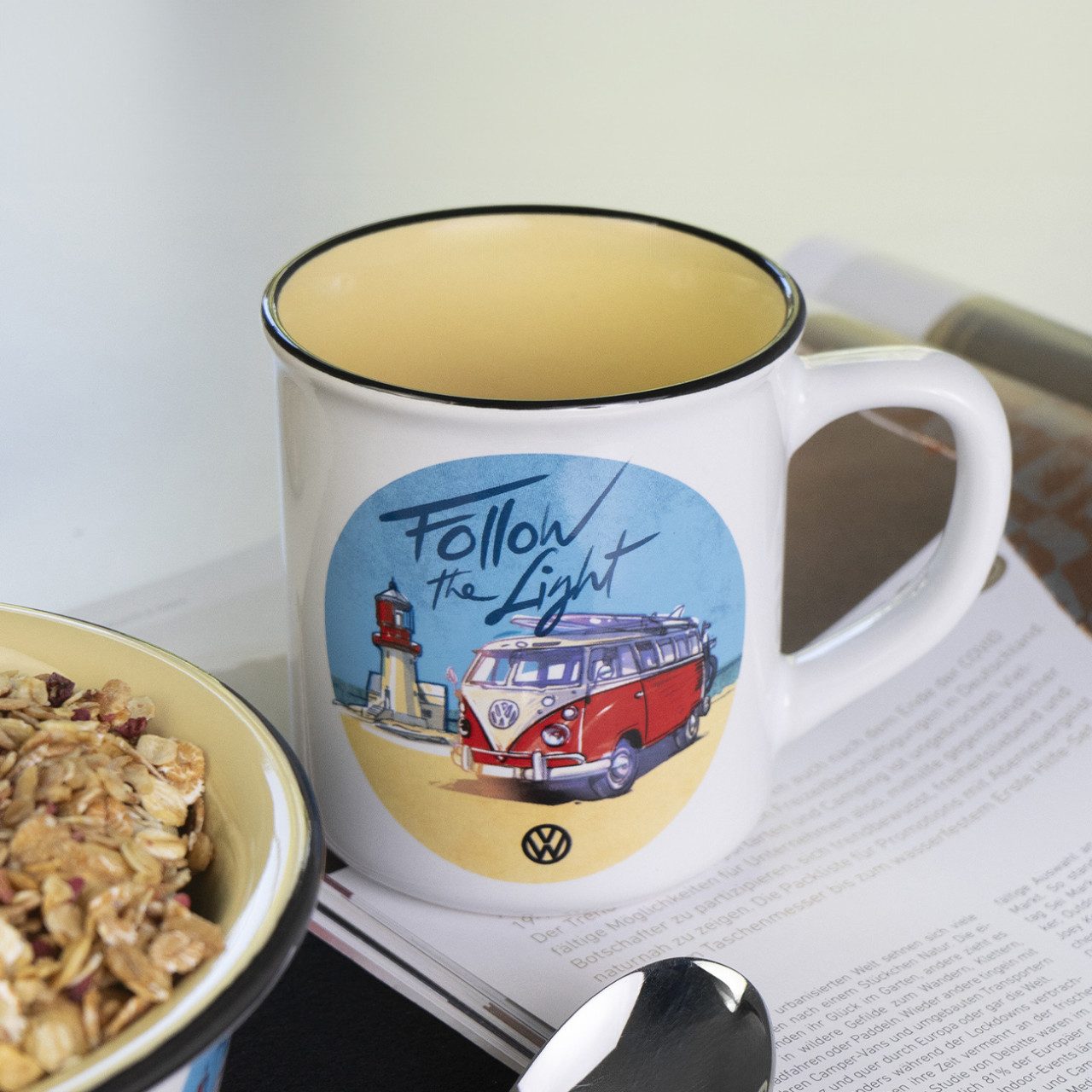 Geda Labels GmbH Tasse VW Follow the light Emaille-Optik 400ml, 1-tlg., Keramik, Gelb, 400ml, spülmaschinengeeignet