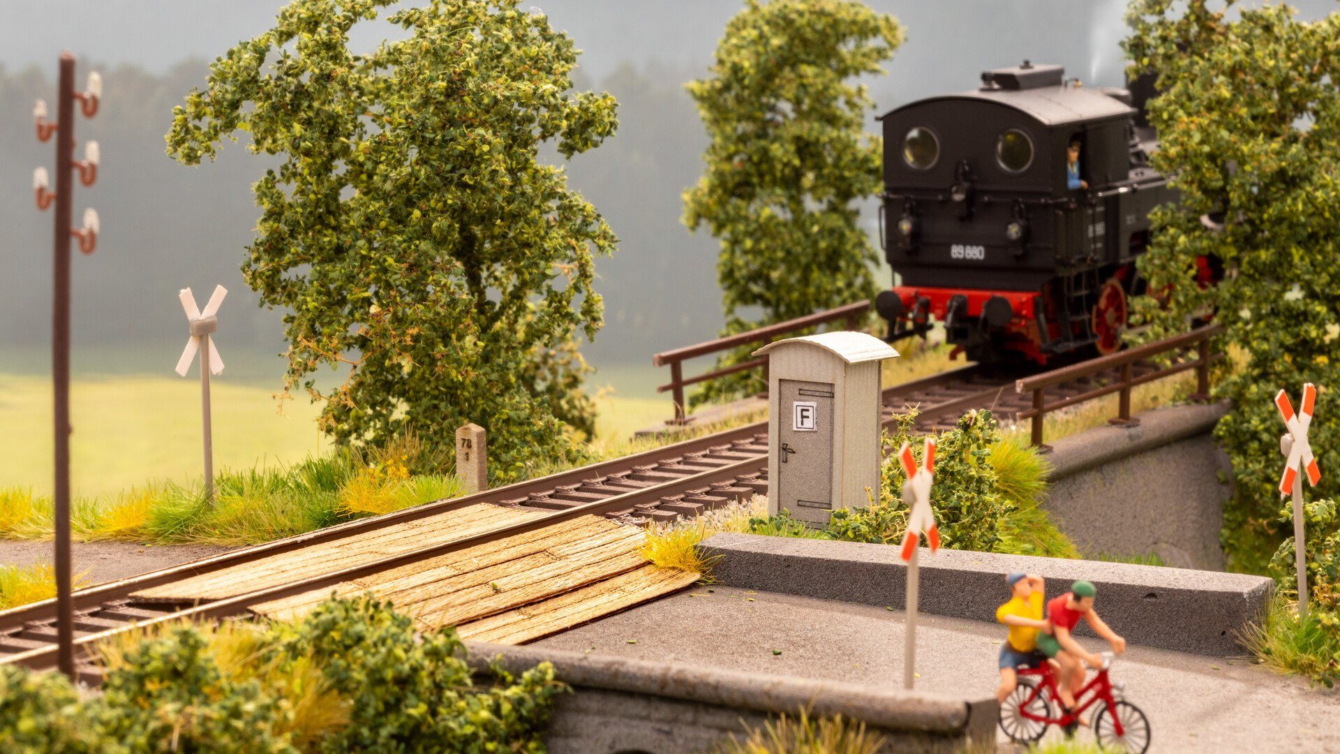 Modelleisenbahn-Gebäude Laser-Cut Deko-Set „Rechts und links der Gleise“