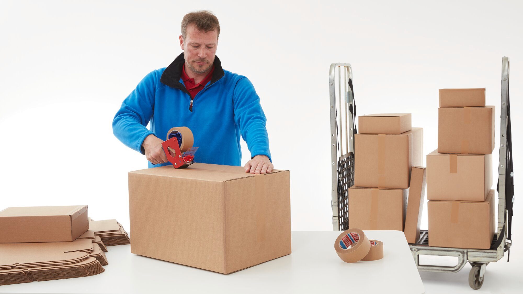 tesa Klebeband tesapack ECONOMY Handabroller (Packung, 1-St) Packbandabroller für leichtes & sicheres Verpacken - blau / rot