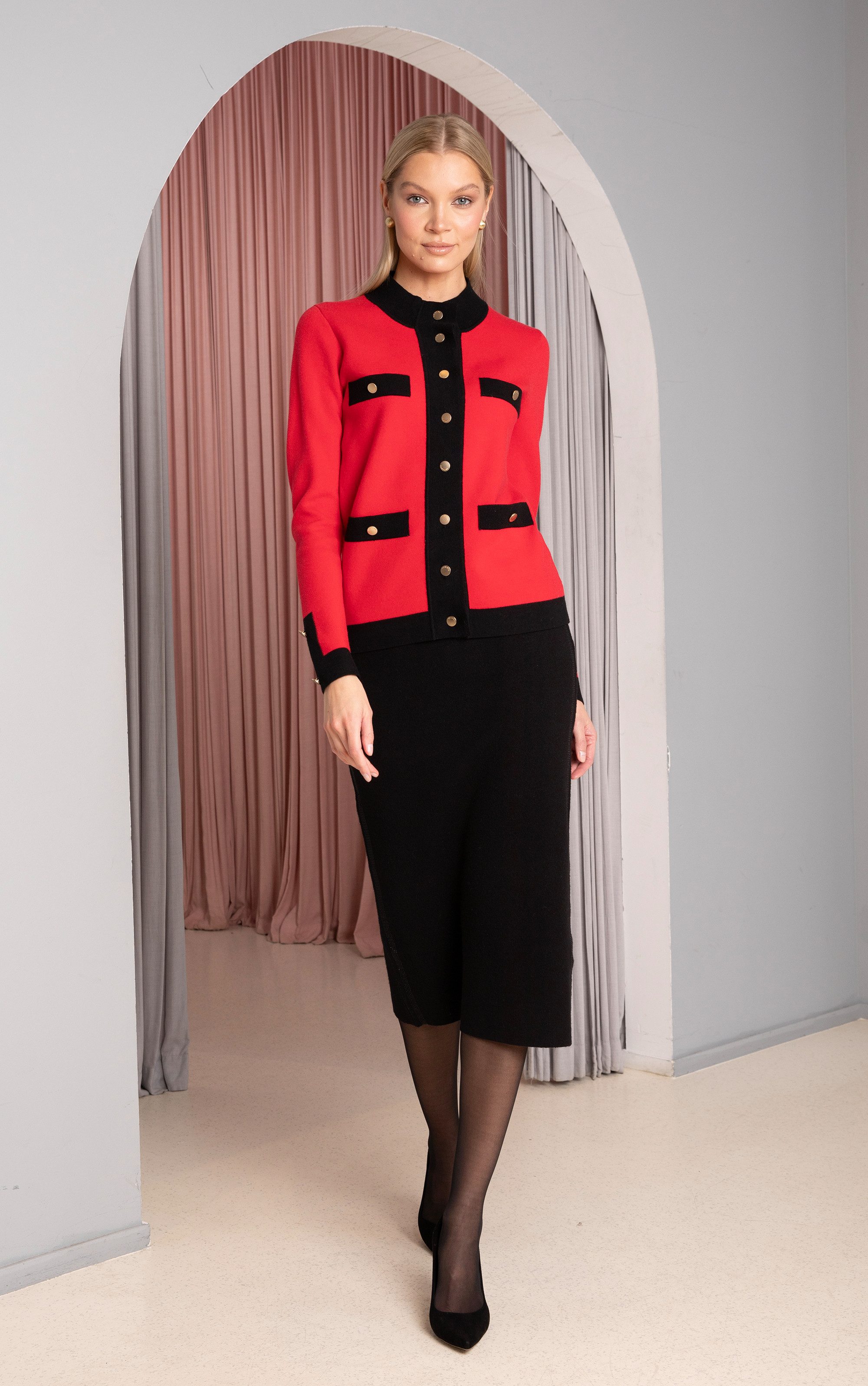 Passioni Strickjacke mit Stehkragen in Rot und Schwarz und goldenen Knöpfen – Bild 4 von 5
