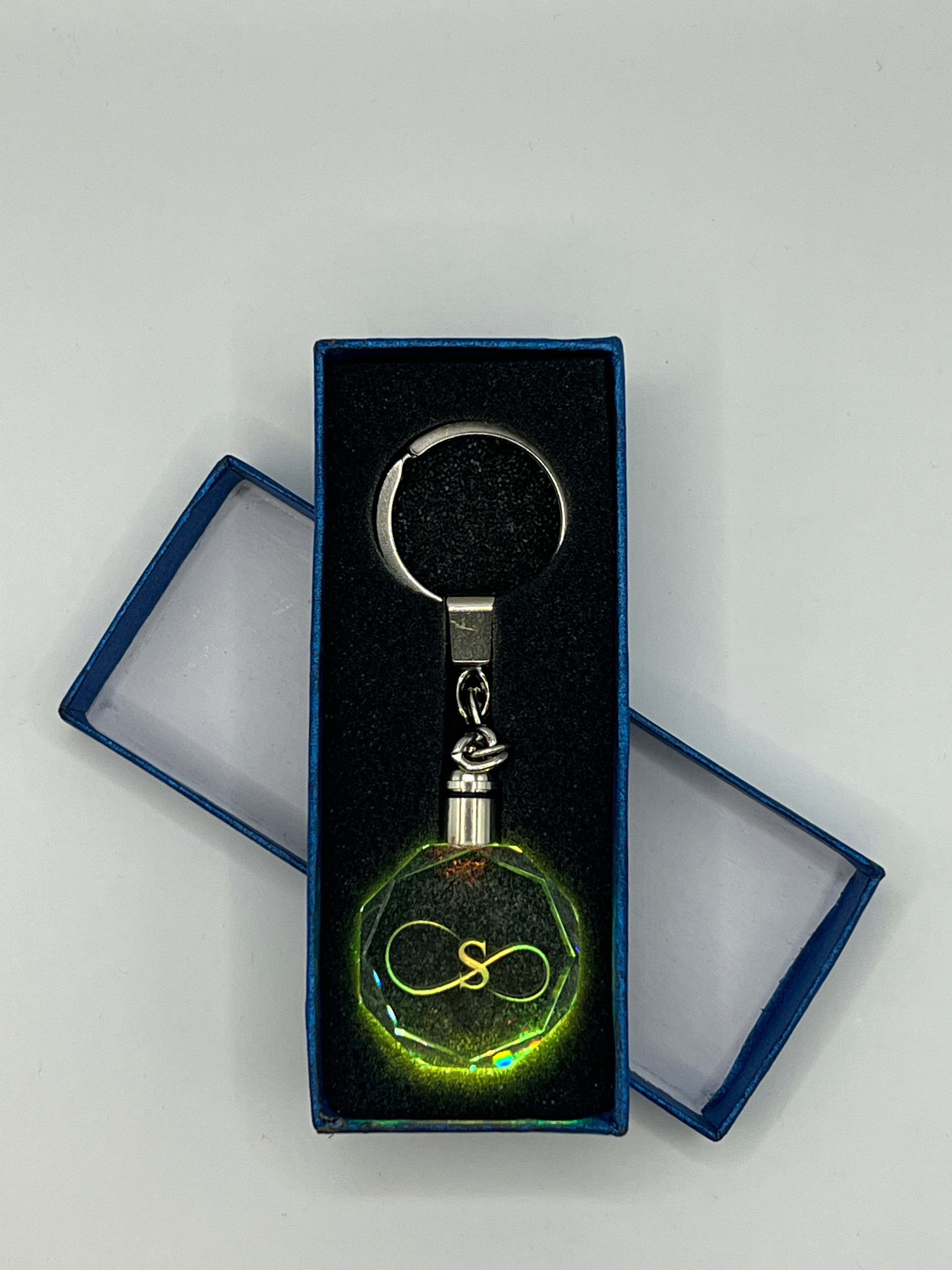 Multicolor Geschenkbox Unendlichkeitszeichen mit S Schlüsselanhänger Schlüsselanhänger Stelby