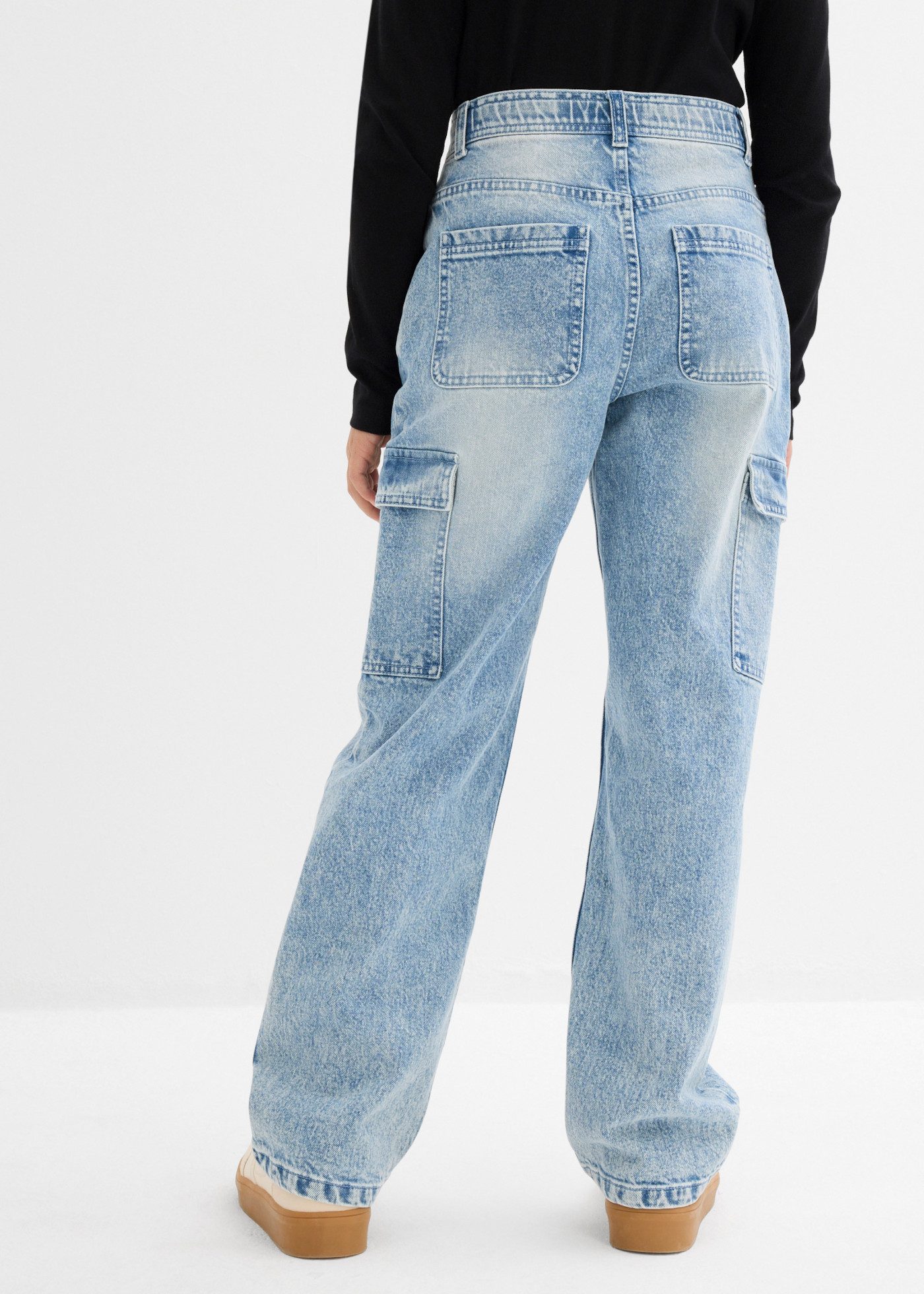 bonprix Cargojeans mit aufgesetzten Cargo-Taschen, Wide-Leg-Schnitt, Loose Fit – Bild 2 von 5