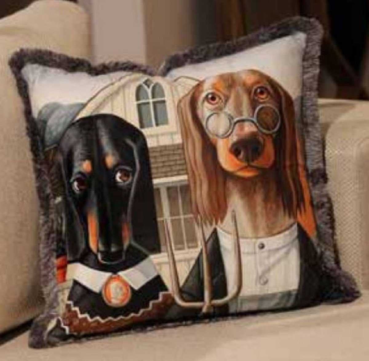 Casa Padrino Dekokissen Luxus Deko Kissen Hunde Ehepaar Mehrfarbig / Grau 45 x 45 cm - Bedrucktes Samt Kissen mit Fransen - Luxus Qualität
