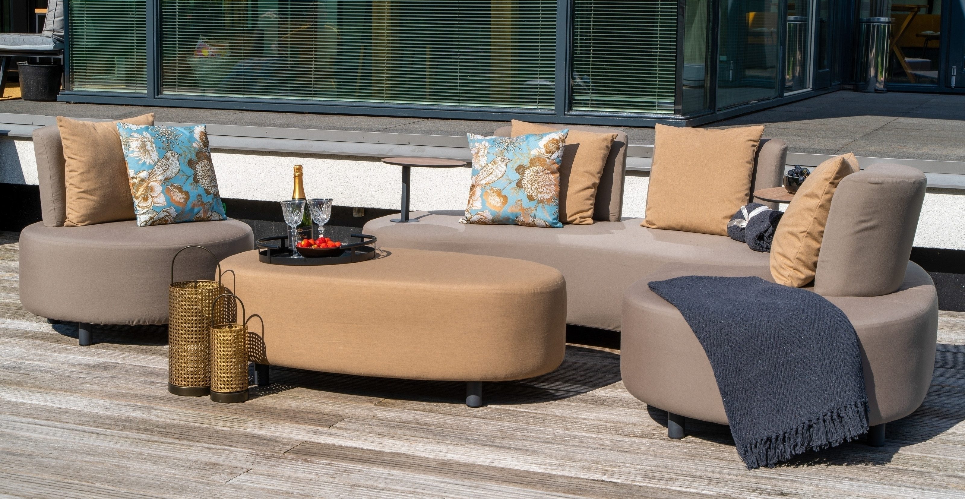 Gartentrends Gartenlounge-Set Calidad, (4er-Set), (4er-Set) 2 Sofas 212/135x78x89cm, Sessel Ø89x78, Hocker 122x40x70cm