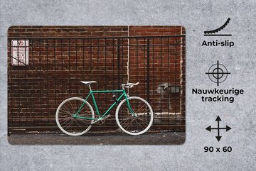 MuchoWow Gaming Mauspad Grünes Fahrrad vor dem Tor (1-St), Büro für Tastatur und Maus, Mousepad Gaming, 90x60 cm, XXL, Großes