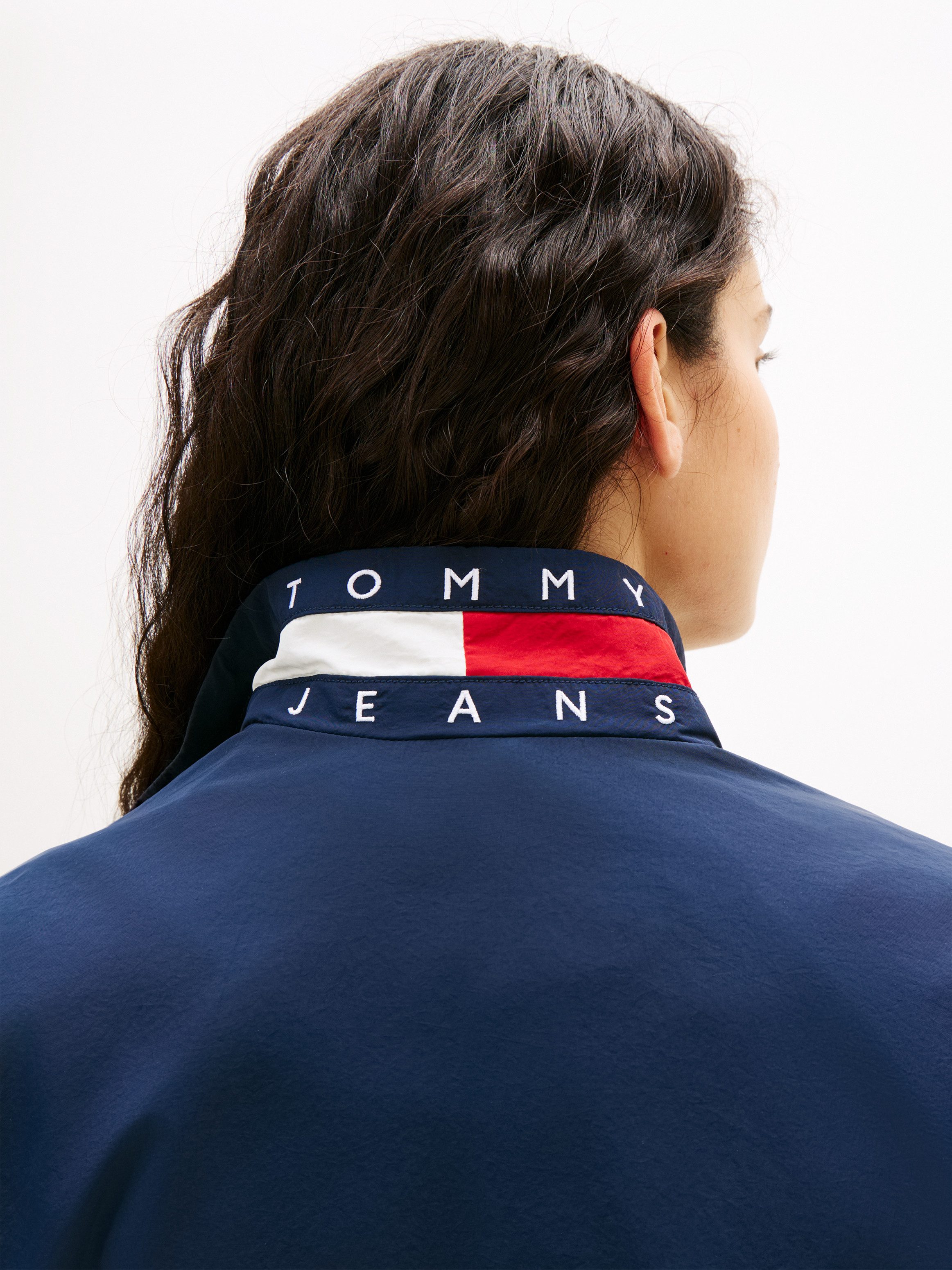 Tommy Jeans Outdoorjacke TJW ESSENTIAL JACKET EXT mit kontrastfarbenem Einsatz
