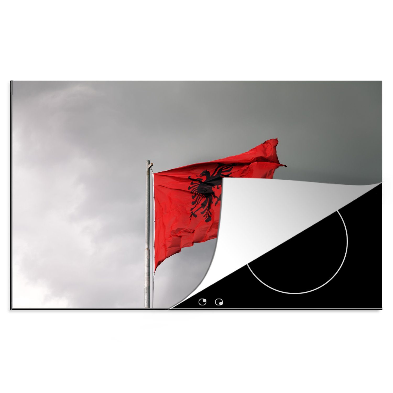 MuchoWow Herdblende-/Abdeckplatte Die Flagge Albaniens weht auf einem Mast, Vinyl, (1 tlg), 81x52 cm, Induktionskochfeld Schutz für die küche, Ceranfeldabdeckung