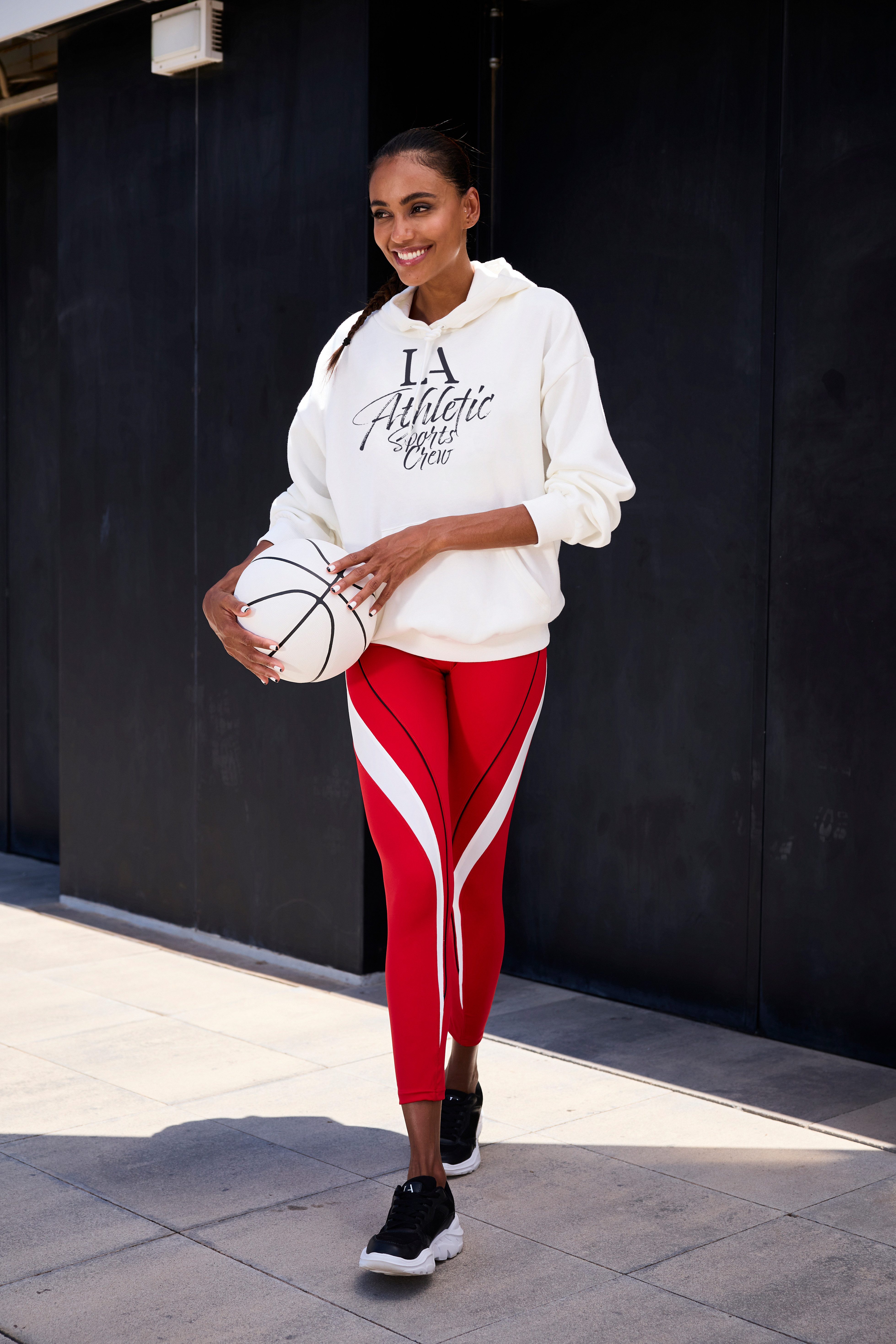 LASCANA ACTIVE Kapuzenpullover mit sportlichem Schriftzug – Bild 3 von 5