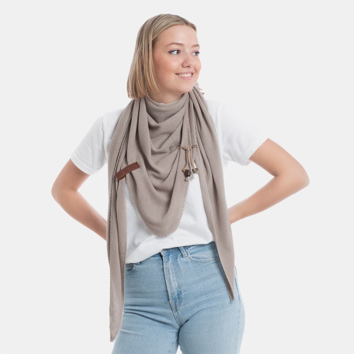 Knit Factory Strickschal Lola Dreieckstuch Kieselgrau, (1-St), Schal Halstuch Dreiecksschal Tuch Strickmode