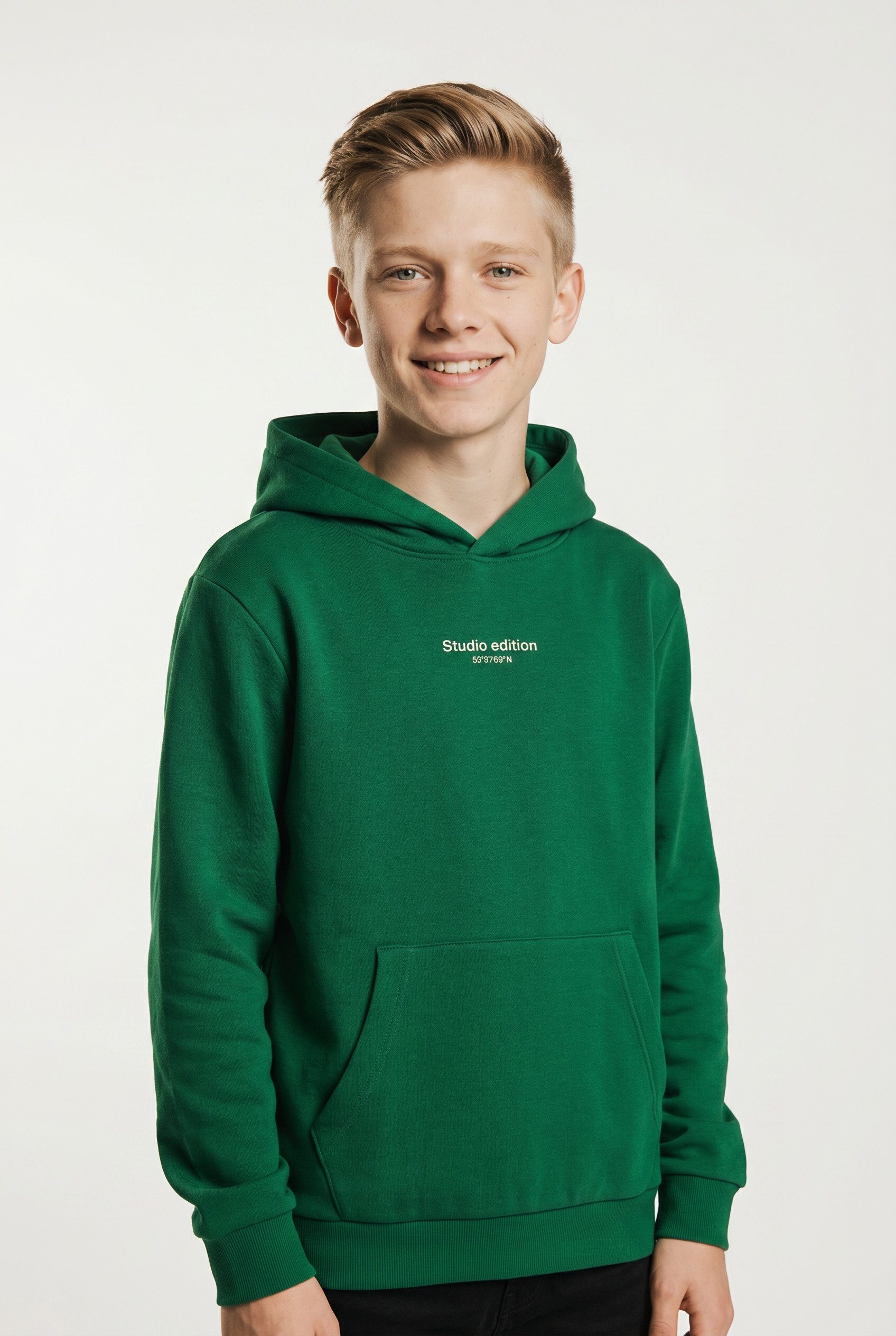 Name It Kapuzensweatshirt NKMBRODY LS NREG SWEAT WH BRU NOOS mit kleinem Logoprint