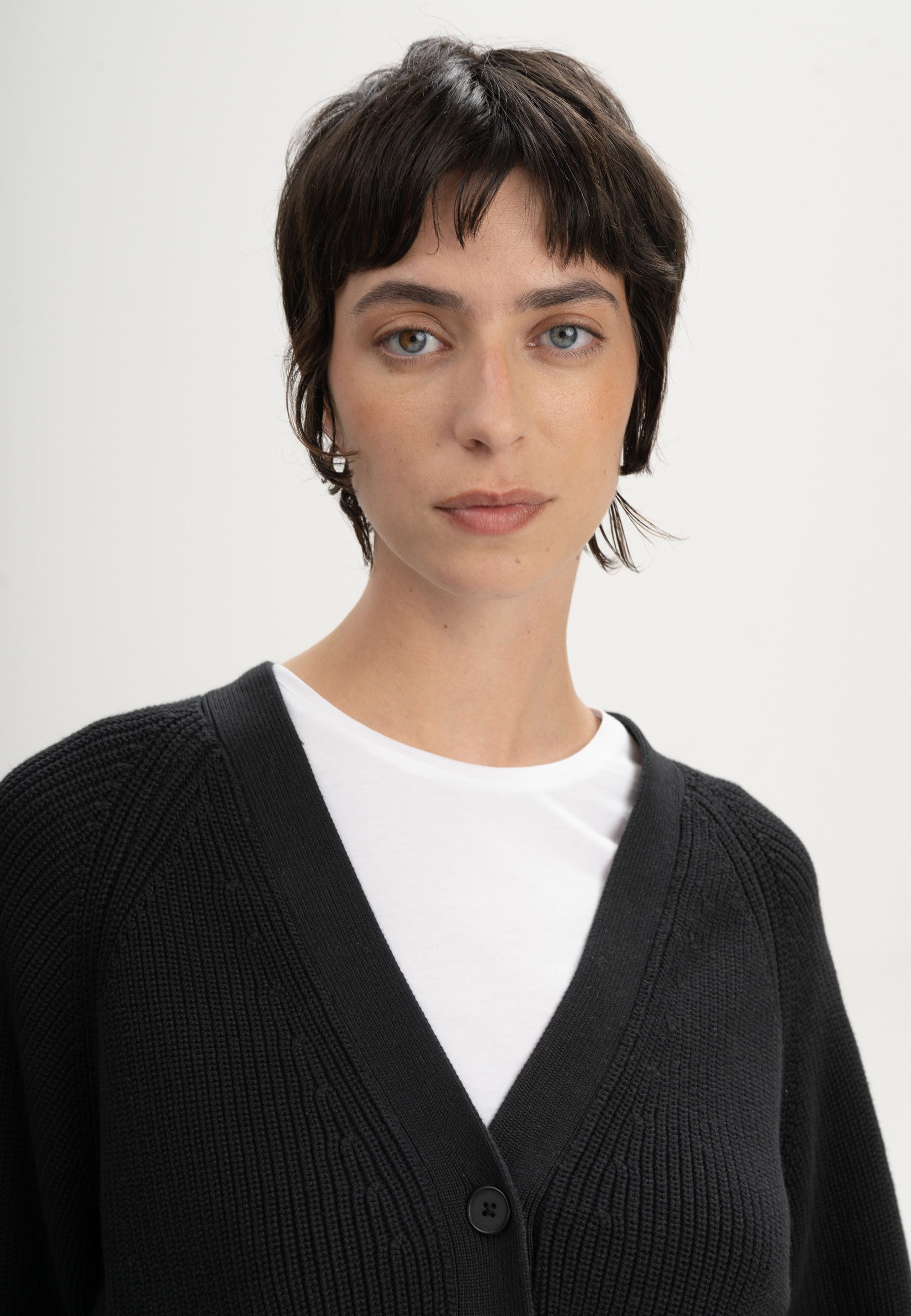MELA Cardigan Rippstrick Cardigan Style BHUMA Gerippte Bündchen und gerippter Saum