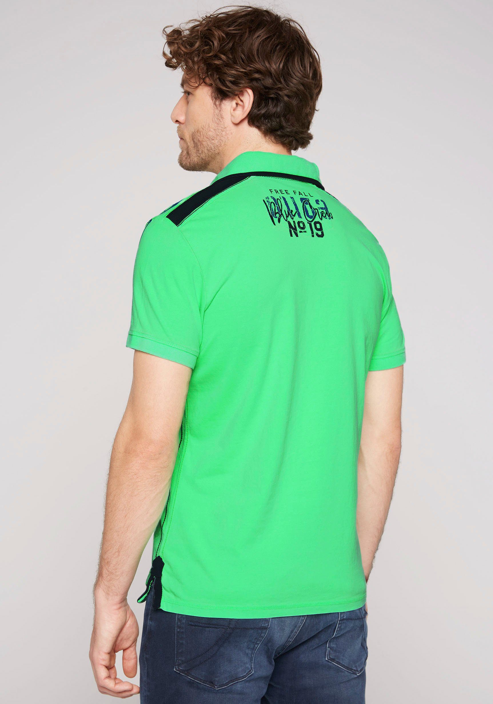 green den DAVID CAMP Tapes Poloshirt auf Schultern mit electric