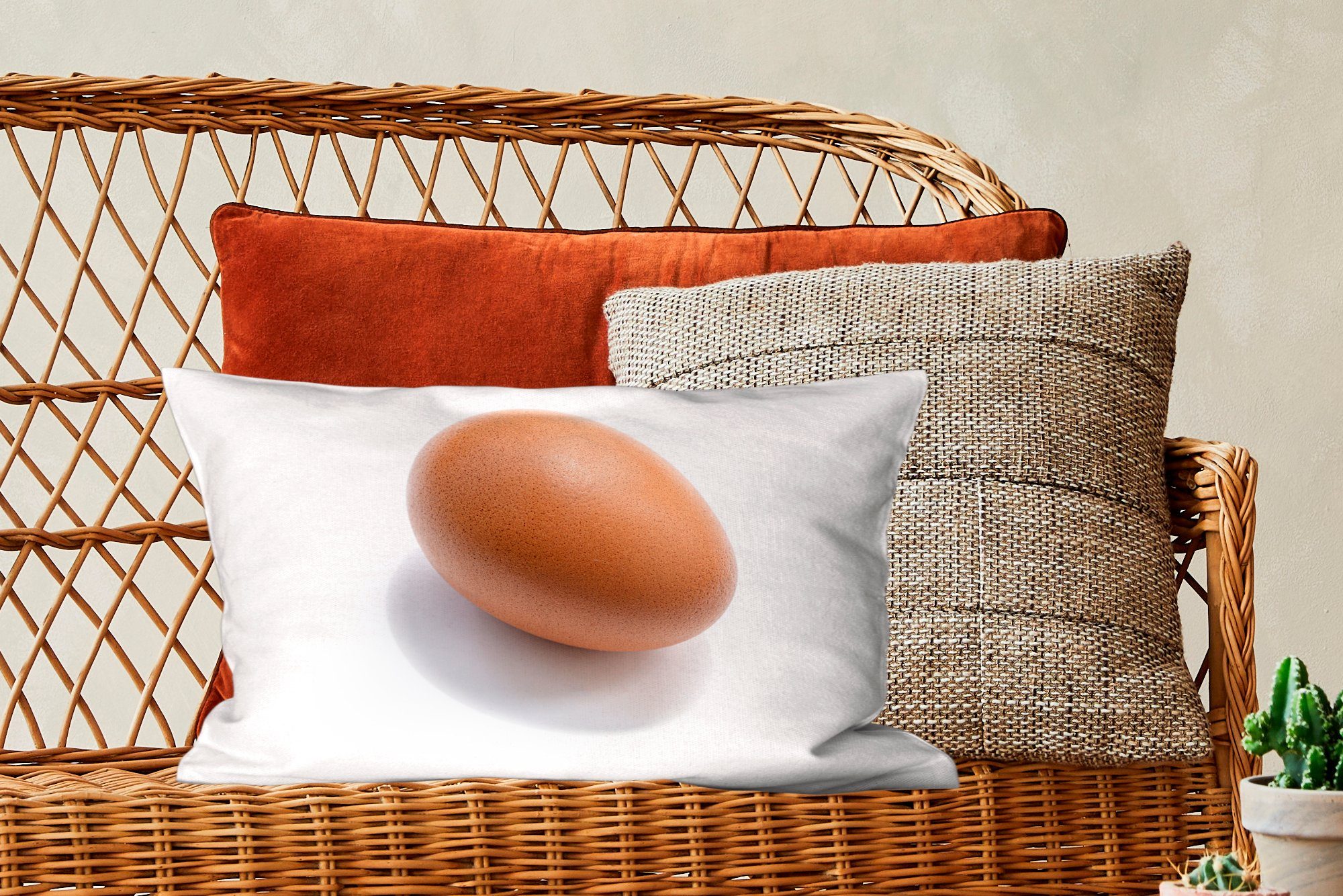 MuchoWow Dekokissen Rote Eier auf Füllung, Dekokissen Schlafzimmer Wohzimmer mit Hintergrund, Dekoration, Zierkissen, weißem