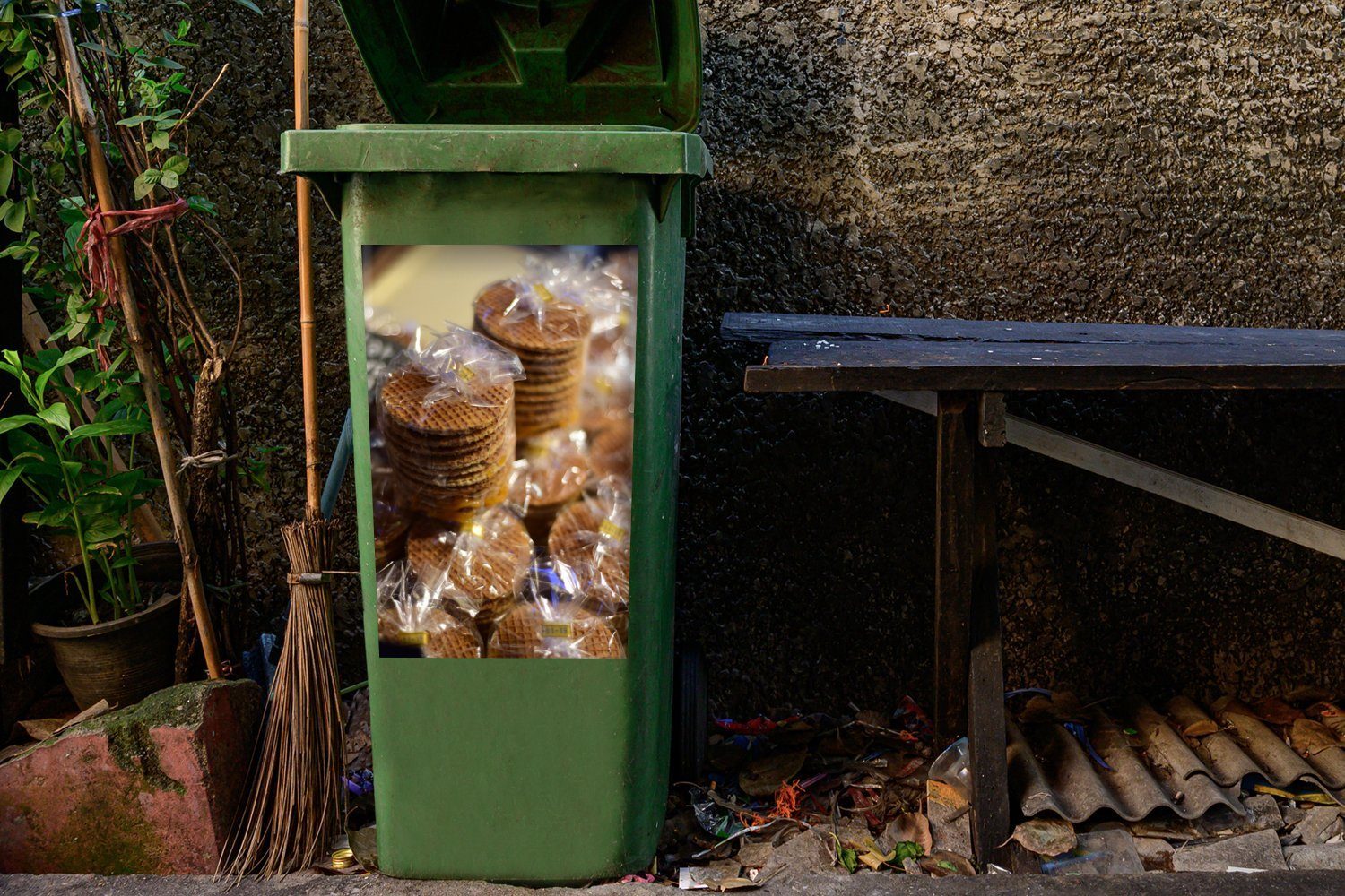 Wandsticker MuchoWow St), Mülleimer-aufkleber, Eingewickelte Container, (1 Abfalbehälter Sirupwaffeln Mülltonne, Sticker,