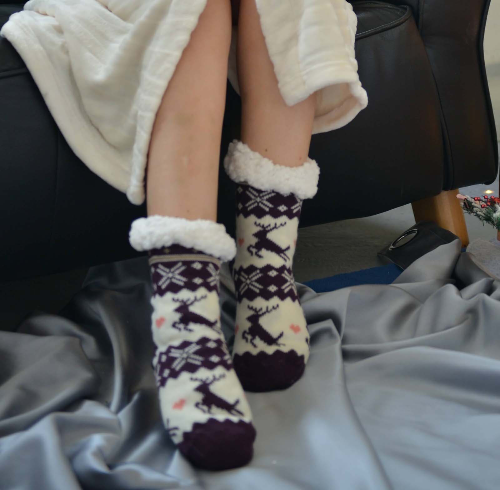 M-Diamant Kuschelsocken Kuschelige Wintersocken mit Rentiermotiv Flauschig warm und rutschfest (1 Paar) Rutschfeste ABS-Noppen Weiches Innenfutter Warm gefüttert