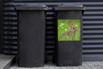 MuchoWow Wandsticker Kaninchen - Blumen - Gras (1 St), Mülleimer-aufkleber, Mülltonne, Sticker, Container, Abfalbehälter