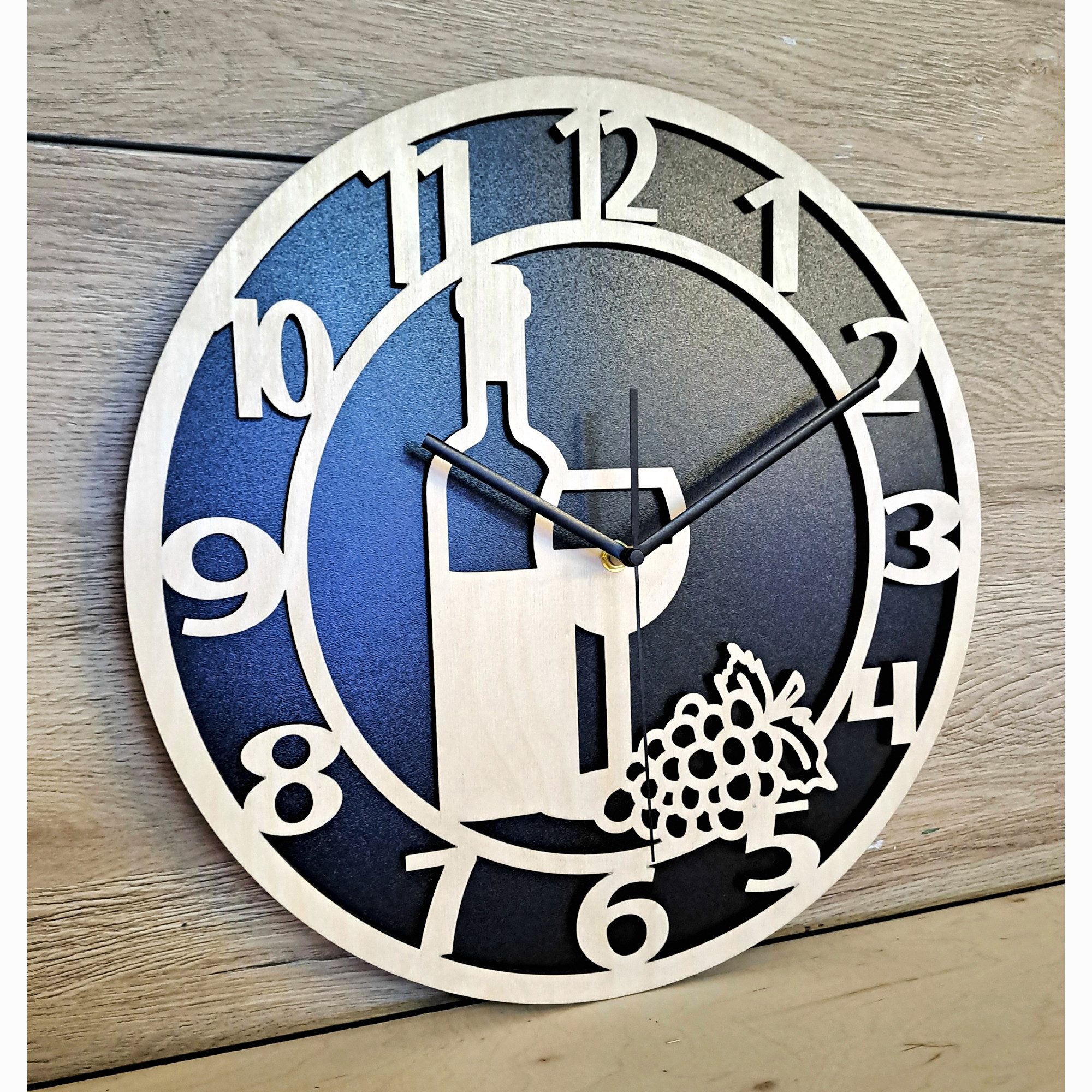 ORNAMENTI Wanduhr Dekorative Küchenuhr handgefertigte, Wein, Hingucker Wanddeko, Holz (lautlos, ohne Tickgeräusche, lesbare Ziffern)
