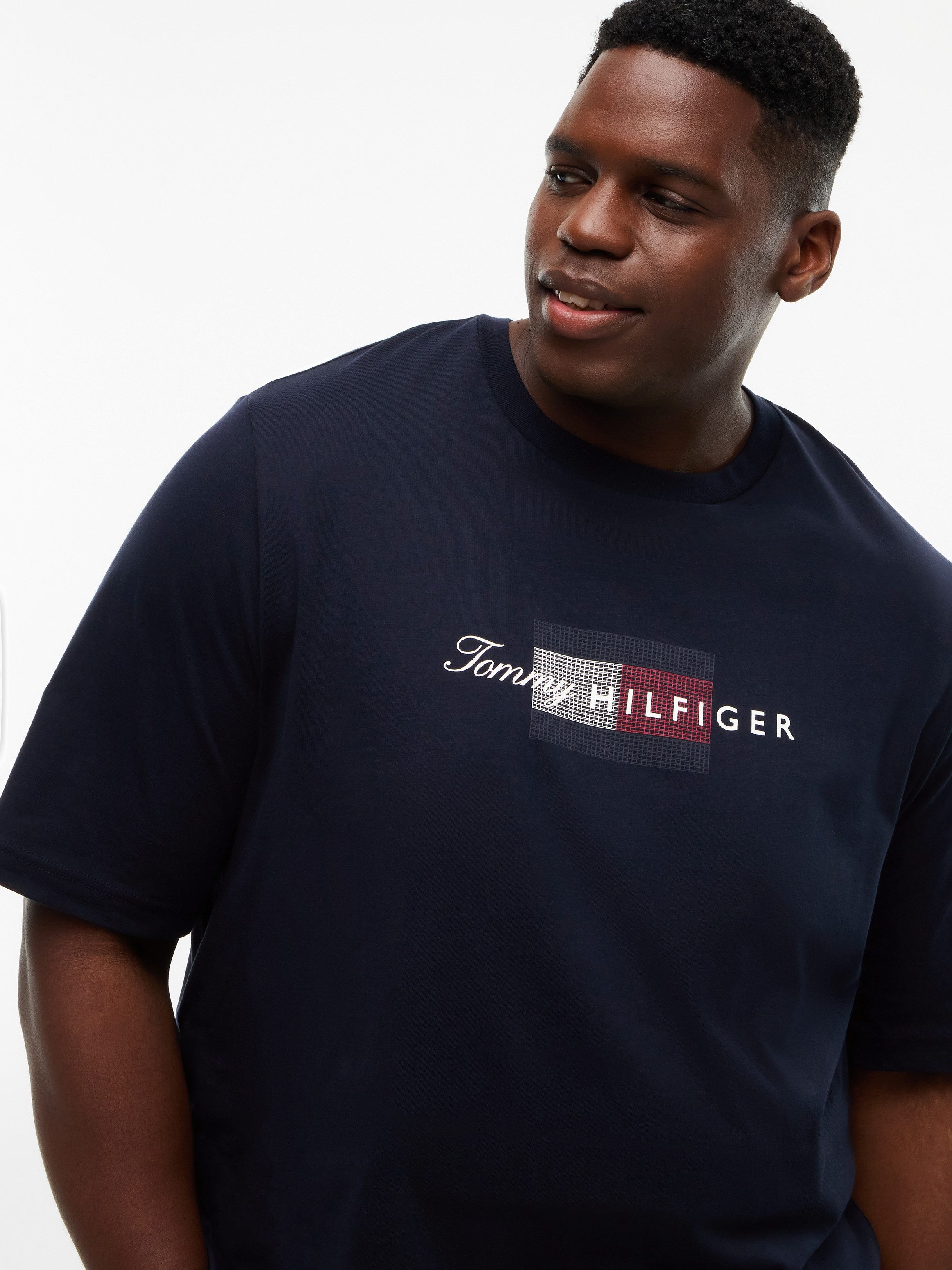 Tommy Hilfiger Big & Tall T-Shirt aus Jersey mit Flag-Grafik, Große Größen – Bild 4 von 5