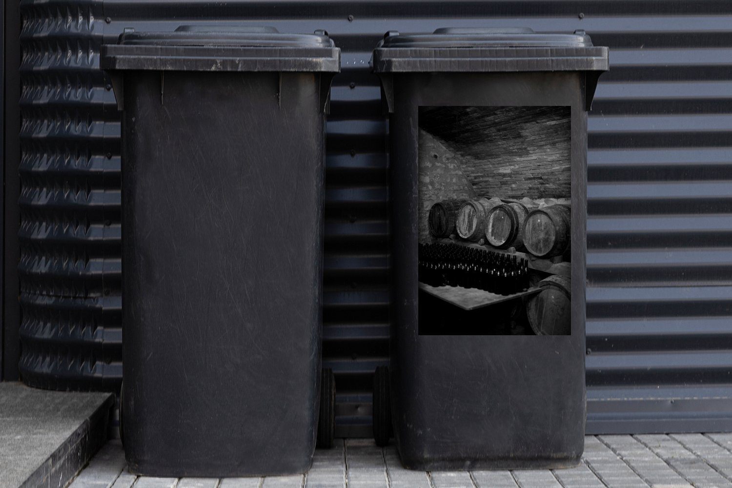 Bild Mülleimer-aufkleber, MuchoWow eines Mülltonne, Toskana - Container, und Weinkellers in italienischen der Wandsticker Abfalbehälter St), Sticker, weiß schwarz (1